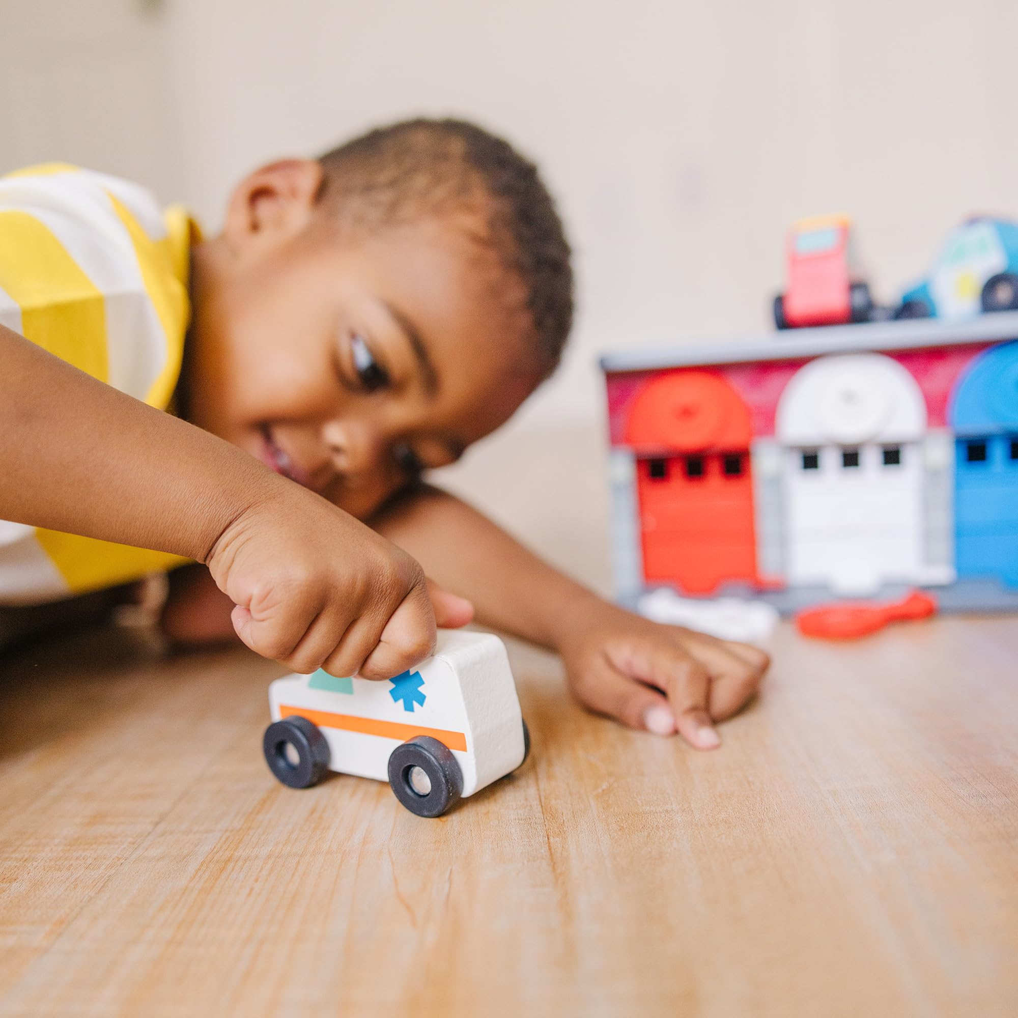 Melissa & Doug - Spielzeug Garage mit Schlüsseln und Rettungsfahrzeugen aus Holz, 7-teilig, für Kinder ab 3 Jahren