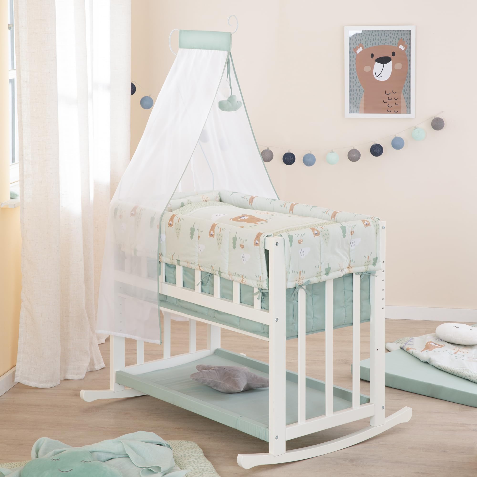 roba Stubenbett 4-in-1 aus Holz - Woodland Buddies Design - 45 x 90 cm - Wiege, Stubenwagen, Sitzbank & Beistellbett - Höhenverstellbar - Inkl. Textilien, Himmel & Himmelsstange - Weiß/Pastellgrün
