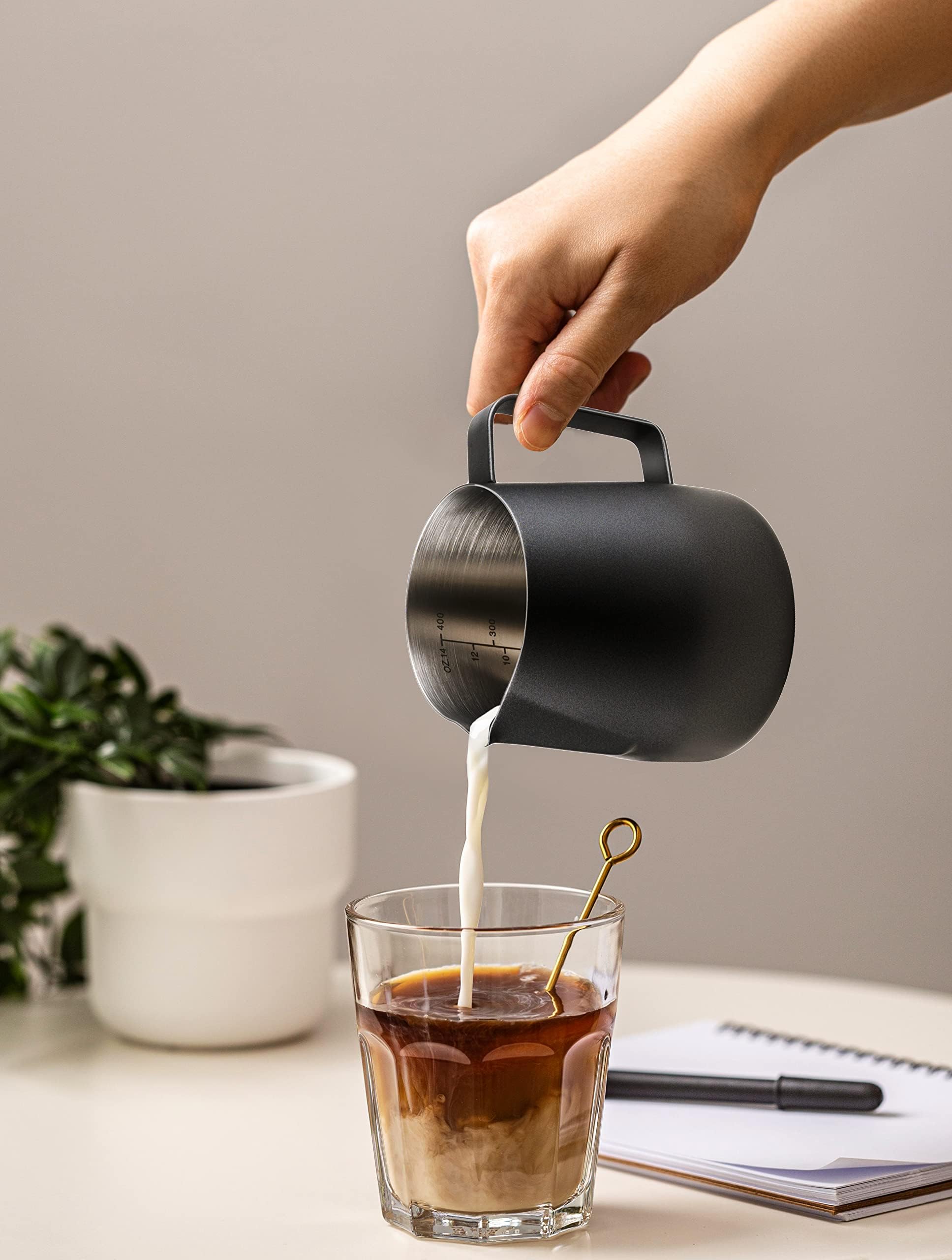 Milchkännchen Edelstahl 400ml, Milk Pitcher 400ml 12 Fl.oz. Milchkanne Aus Edelstahl, Milch Aufschäumen Für Cappuccino Und Latté, Embossed Scale, Schwarz