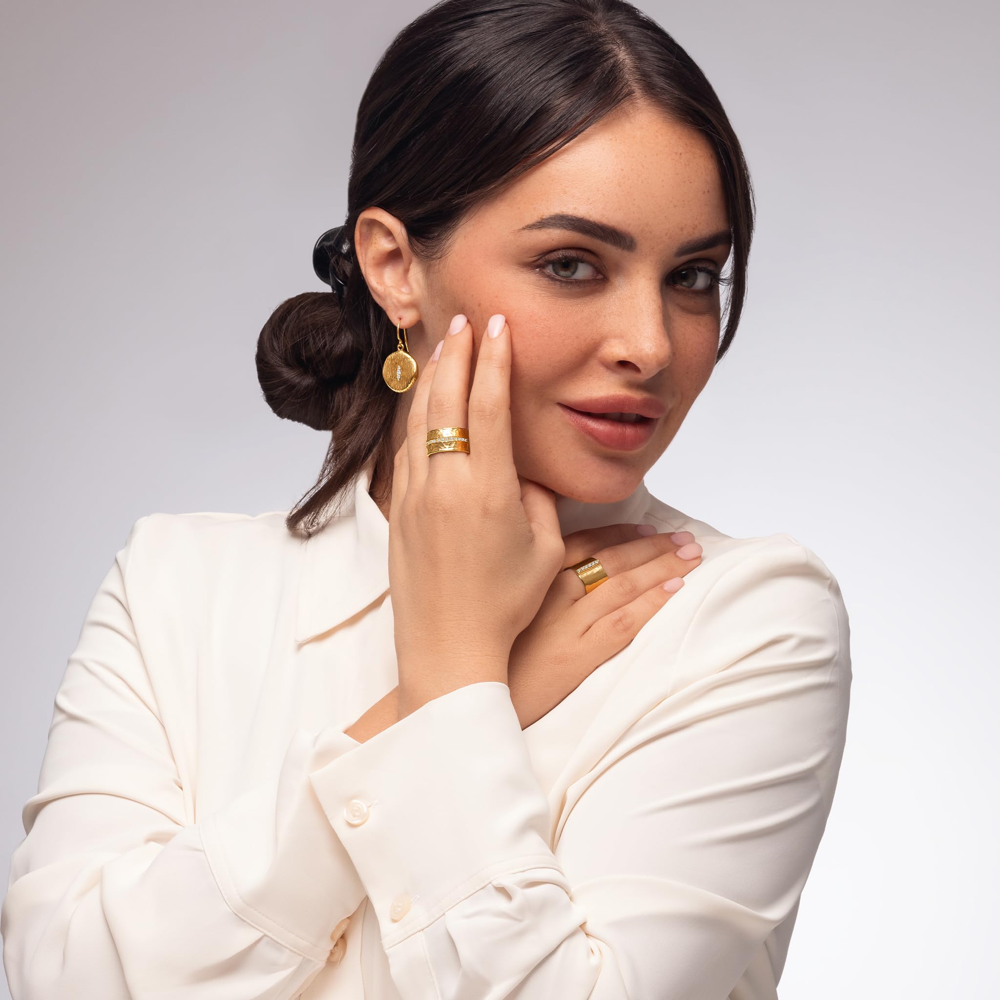 14K vergoldeter Sterling Silber Statement Ring mit 0,13 ct Halb-Ewigkeit Zirkonia, gehämmerte breite Schiene, Goldring, Schmuck Geschenk für Damen, ästhetischer Goldschmuck