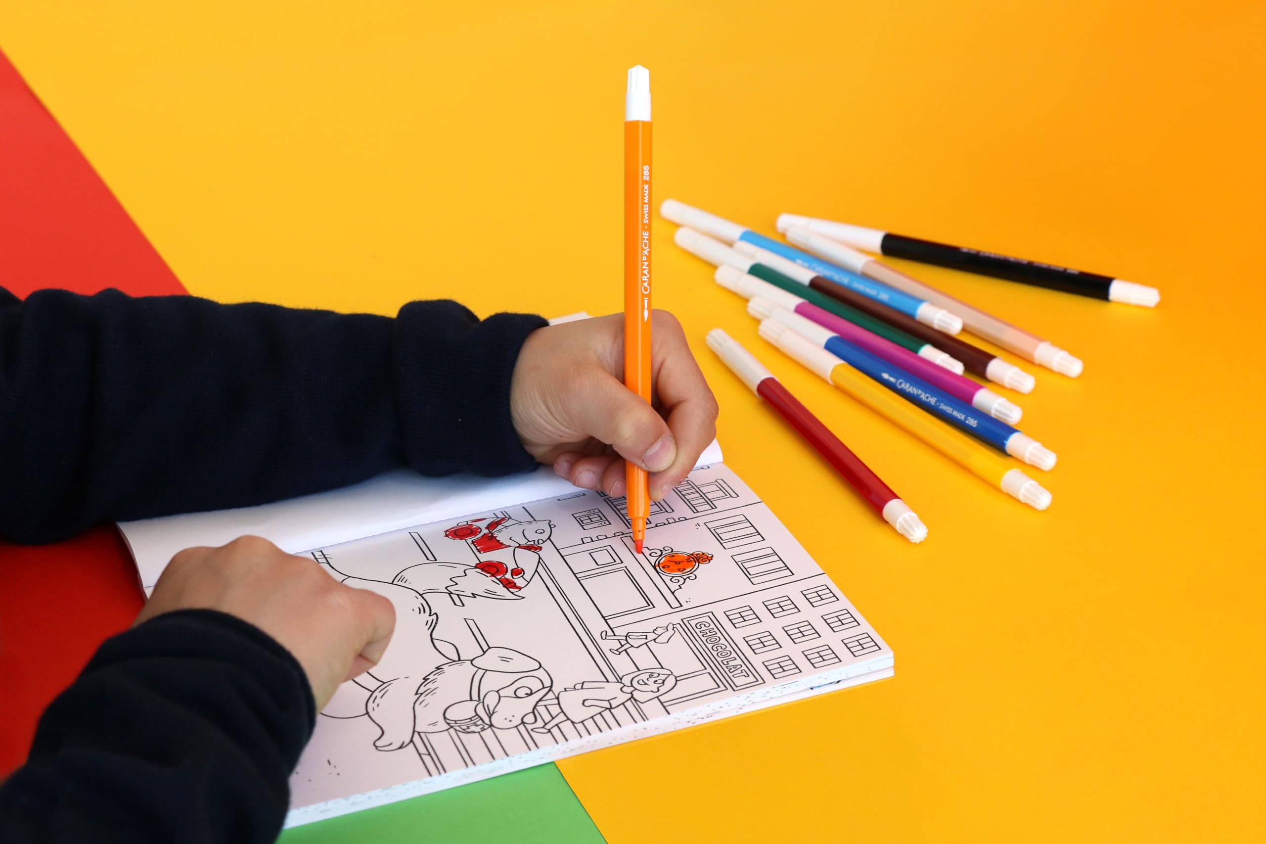 Caran d'Ache Swisscolor 3000.223 Kit de voyage en métal rouge avec système de fermeture en métal et poignée en plastique blanc