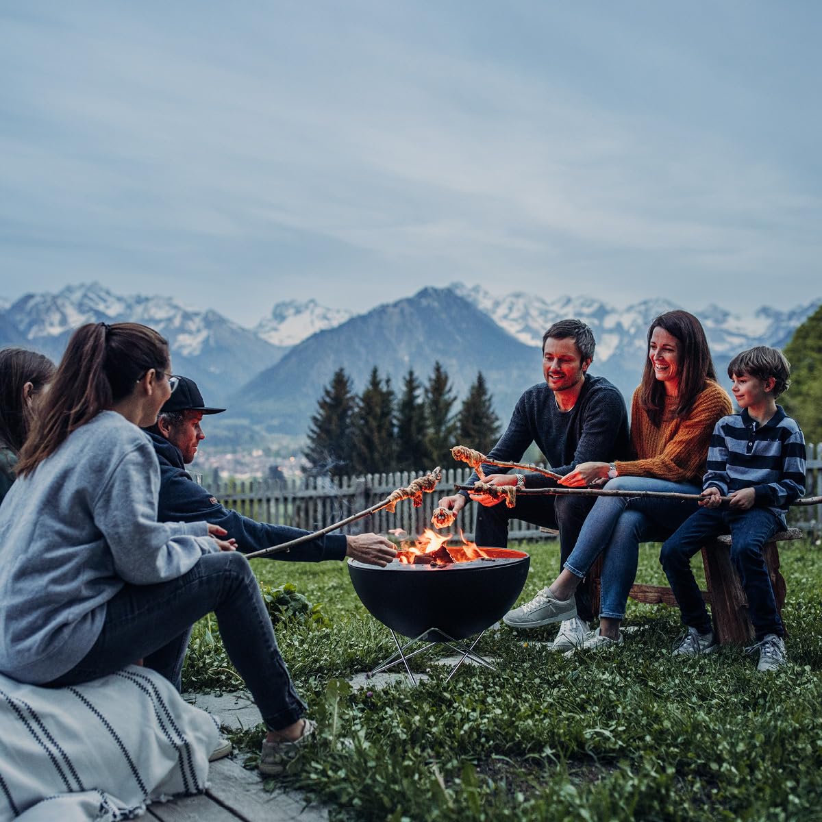 höfats - Bowl 57 Feuerschale mit Edelstahl Sternfuß - raucharme Verbrennung - Feuerstelle mit Plancha Grillplatte und Grillrost nutzbar - kippbarer Feuerkorb Stahl emailliert, schwarz, Ø 57 cm
