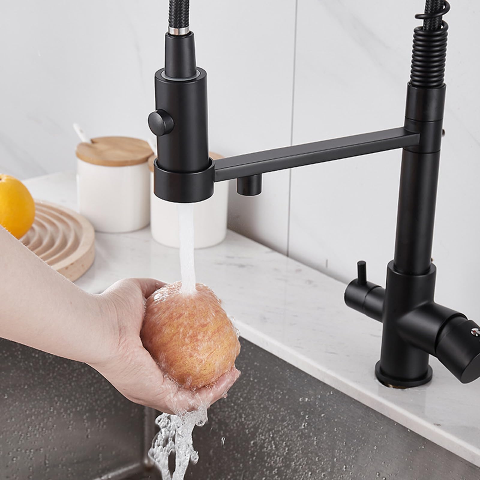3-in-1-Küchenarmatur mit Zweihebelmischer, Grauer Ausziehfilter. Vielseitige 3-Wege-Küchenarmatur für einfache Wasserregulierung und effiziente Filtration.