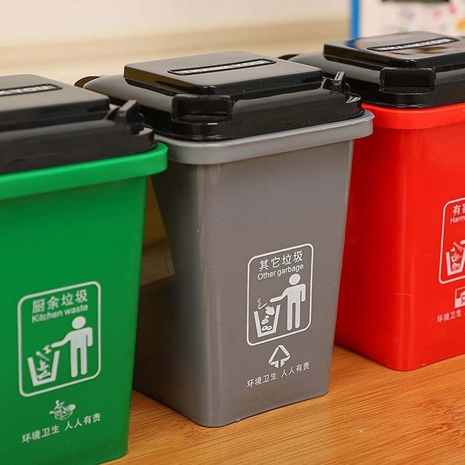 【APPROVATO DA PEDAGOGHI】 Gioco Educativo Riciclaggio Bambini 3-8 Anni - 4 Bidoni Colorati + 108 Carte + Guida | Giocattolo Ecologico per Imparare Differenziata (Plastica/Carta/Vetro/Organico)