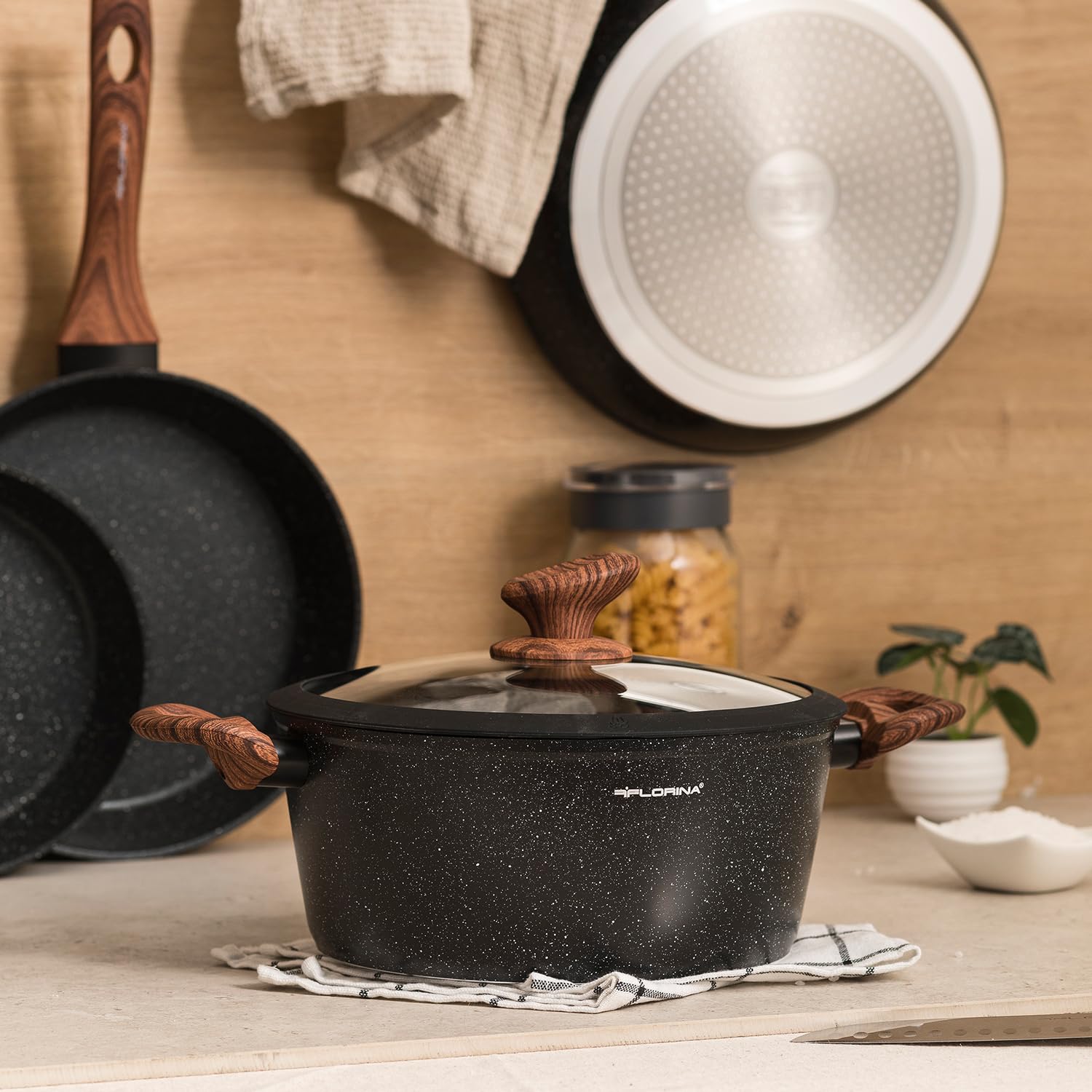 FLORINA MASTER BLACK Cocotte en aluminium 24 cm 4L | Revêtement antiadhésif | Pour tous types de plaques de cuisson, y compris induction | Poignées ergonomiques soft-touch