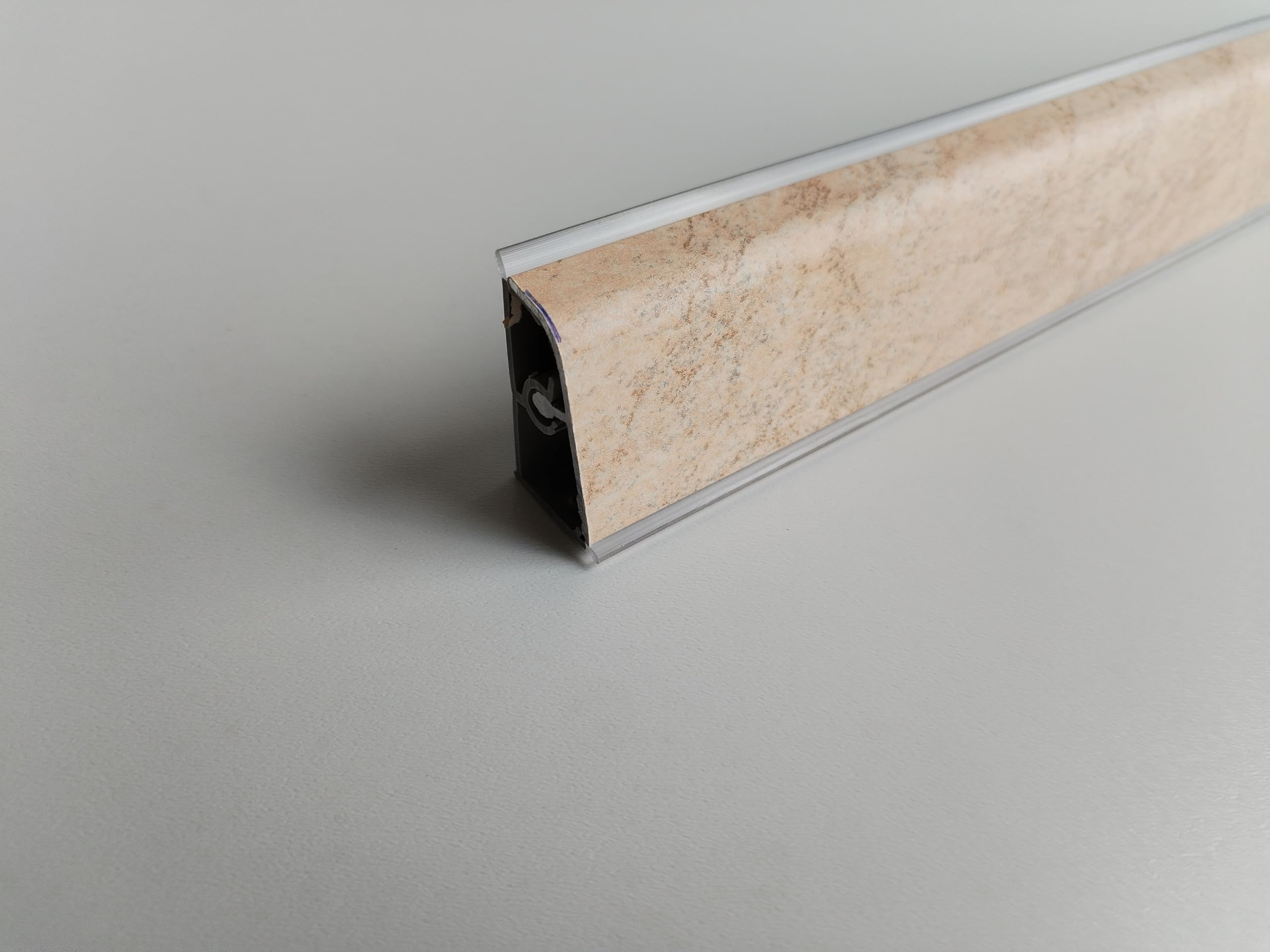Generico Alzatina per Top Cucina in PVC, con la seguente Misura= 240 cm Compresa di 1 angolo interno, 1 angolo esterno, 1 tappo sx, 1 tappo dx. (diversi colori). (Niagara rosa, cm 240)