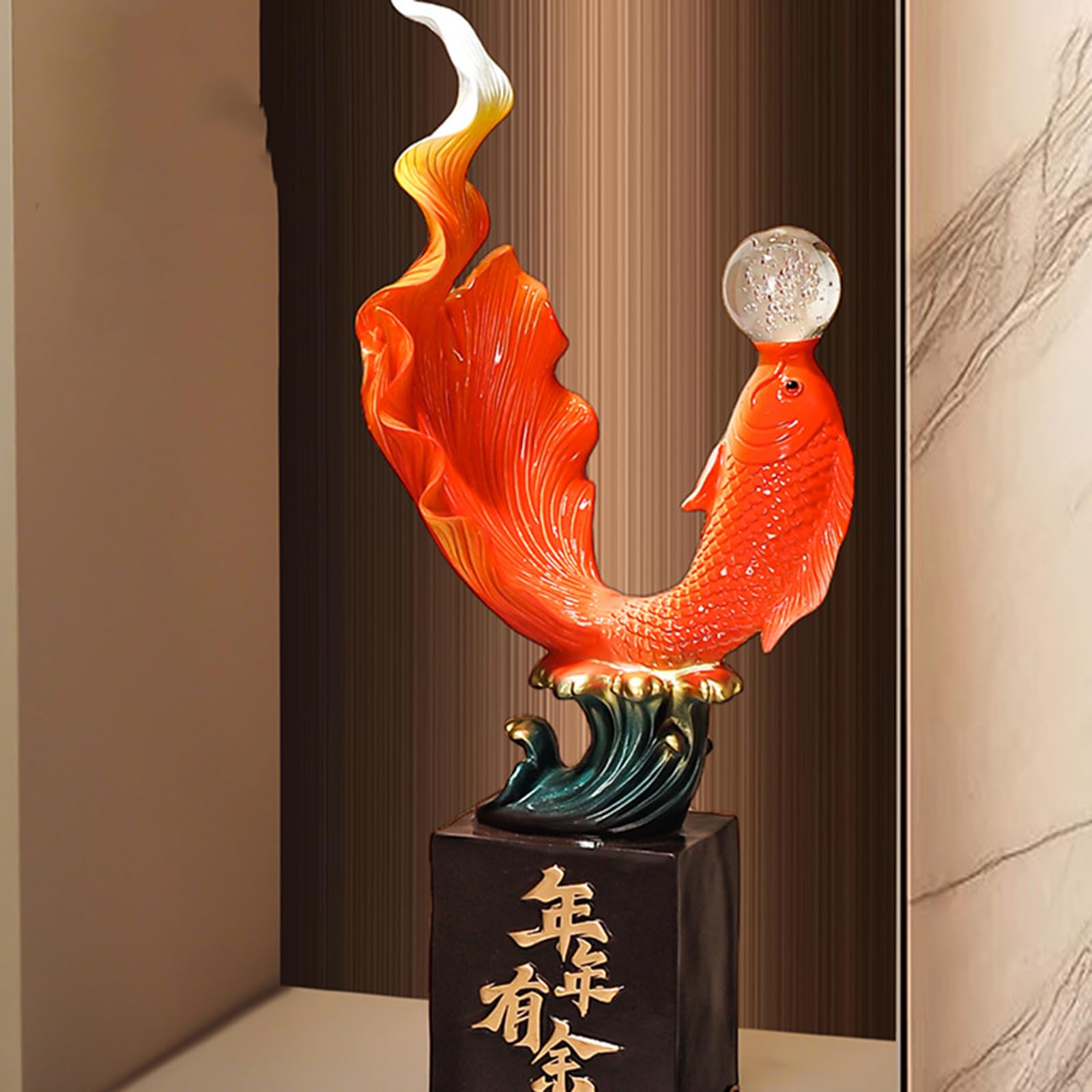 Nowa statua ryby Koi w stylu chińskim z kryształową kulą | „Nadwyżka rok po roku" Ozdoba dekoracyjna Feng Shui do dekoracji podłogi w biurze domowym (24,5 x 15 x 61,5 cm)