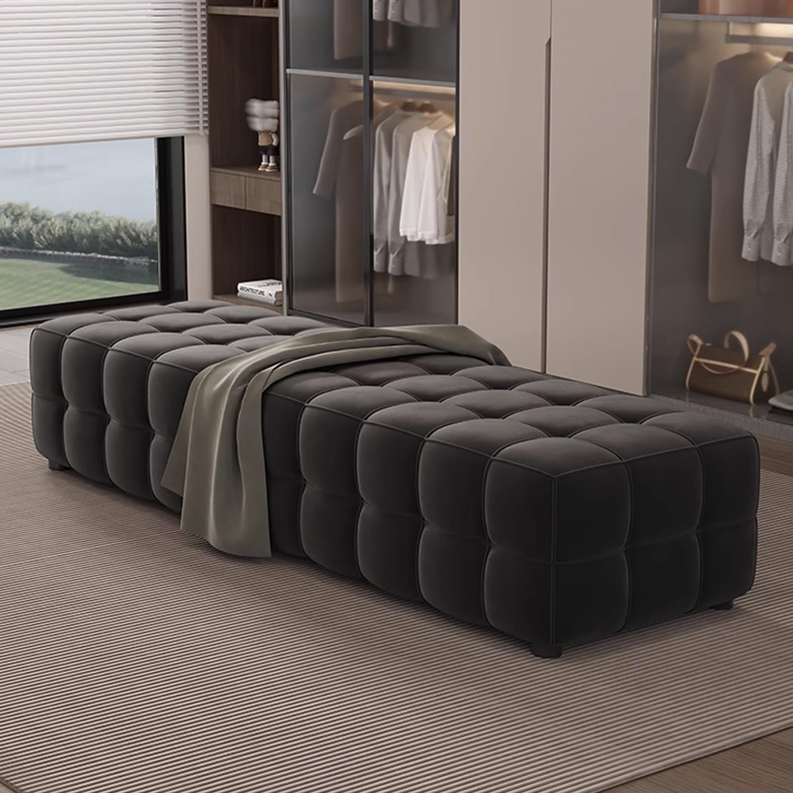 Banc de rangement en tissu noir idéal au bout du lit dans une chambre moderne