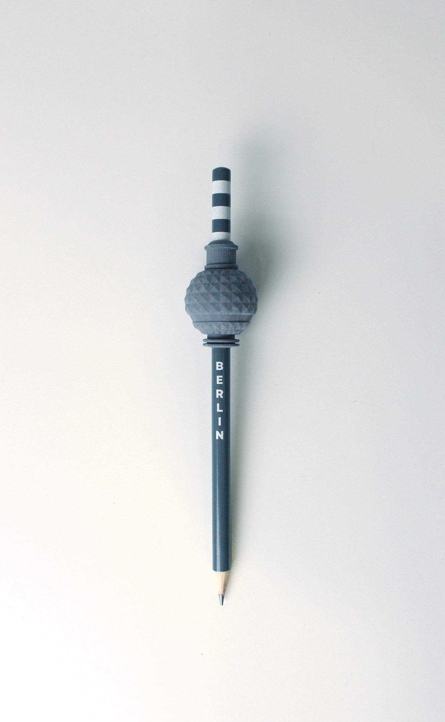 NEUE FREUNDE Berlin Bleistift mit Radiergummi - 20 Stück - Souvenir Fernsehturm Alexanderplatz - Display mit 20 Stück - HB Bleistift mit Radierer