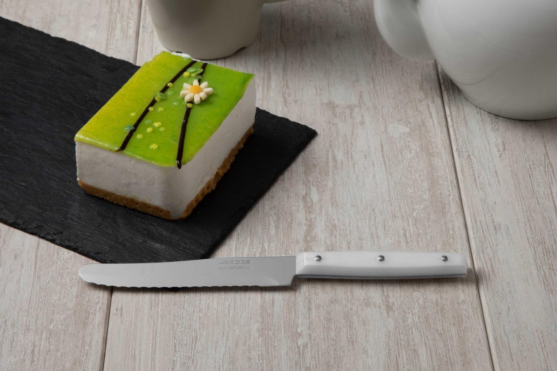 Arcos Cuchillos de Mesa - Hoja Serrada Acero Inoxidable Nitrum 110 mm - Cuchillo de Postre - Mango Nylon Blanco - Serie C - Mayor Durabilidad y Corte Preciso