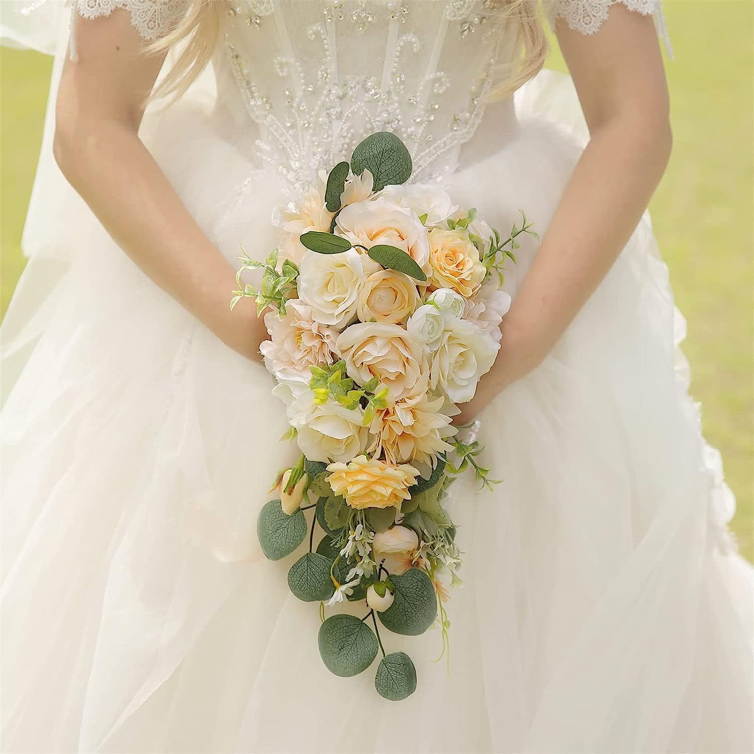 La Damigella D'onore Che Prepara La Sposa Per Il Giorno Delle Nozze Aiutante Fissa H Image108751042