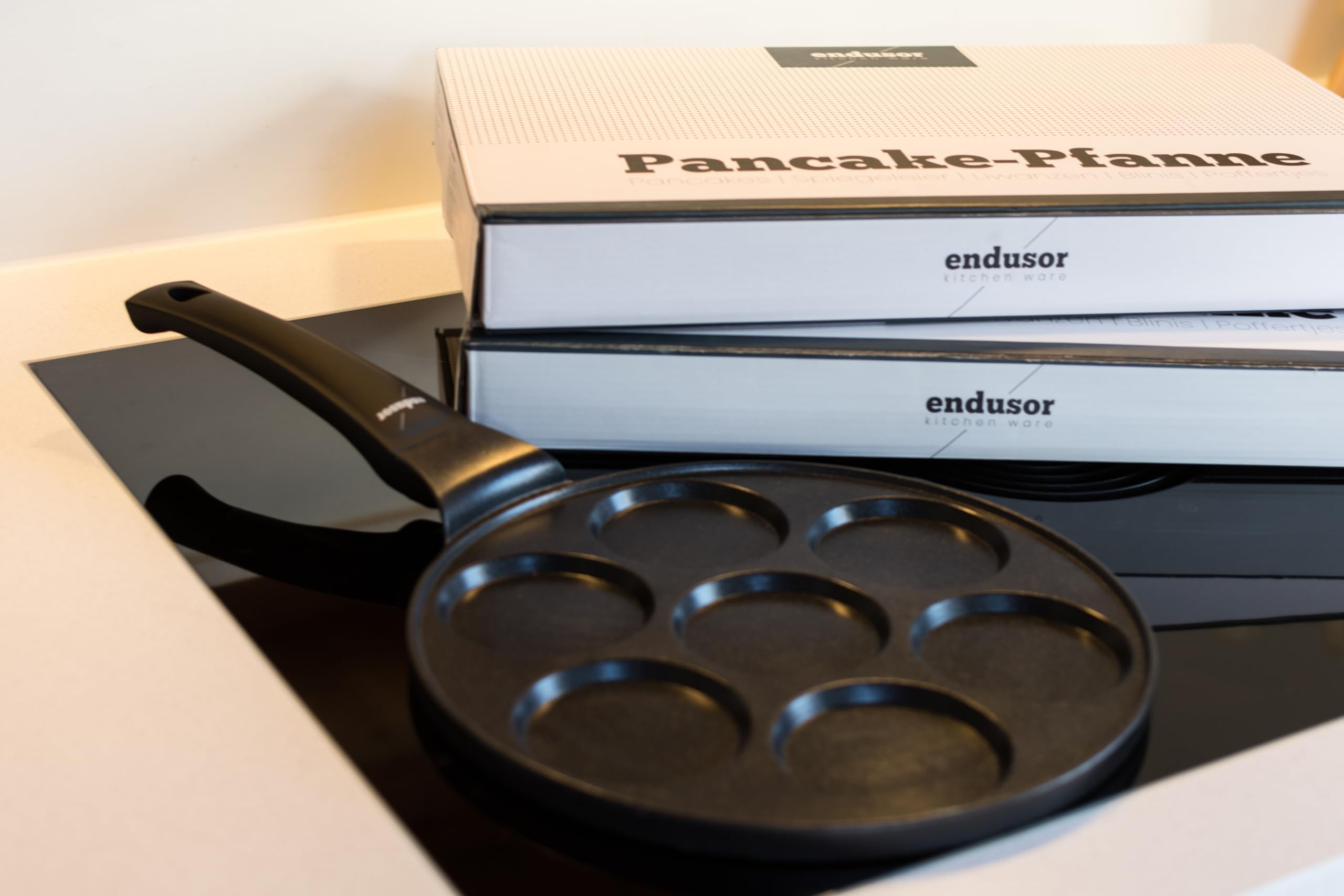 endusor Pancake Pfanne Induktion - Spiegeleipfanne Ø26cm mit 3-fach PowerShield-Beschichtung. Für alle Herdarten: Induktion Ceran Gas Elektro. Pfanne mit 4 Formen für Pancakes, Eier und Pfannkuchen
