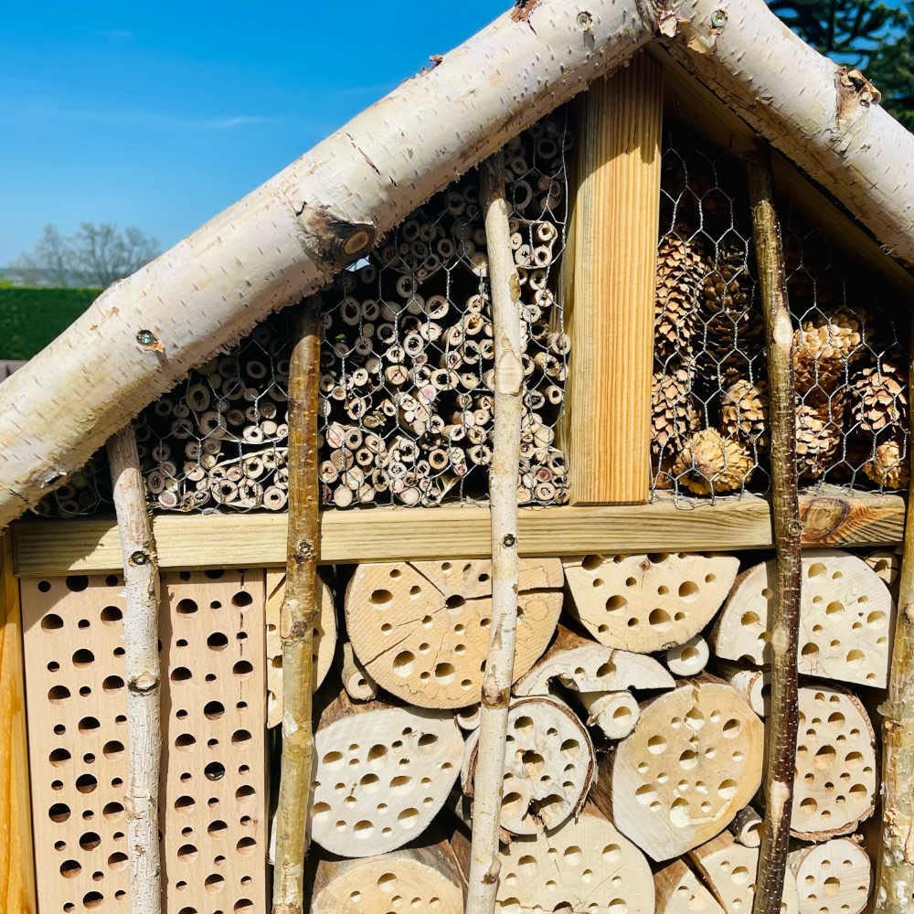 handgefertigtes exclusives Insektenhotel XXL Wildbienen-Nisthilfe I nach NABU Empfehlung I 26 kg schwer I Insektenhaus I wetterfest I Produziert in Sachsen I Werkstätten für behinderte Menschen