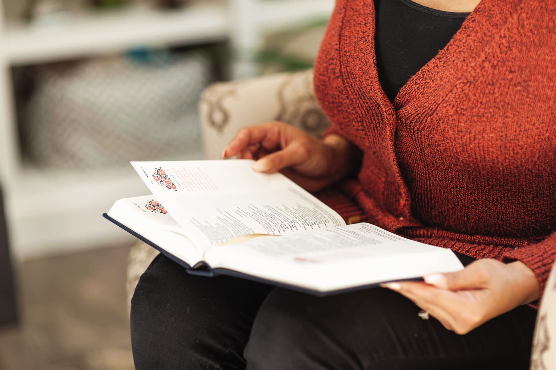 NIV, Journal the Word Bible for Women, Cloth over Board, Navy, Red Letter, Comfort Print: 500+ Prompts to Encourage Journaling and Reflection - Image 6