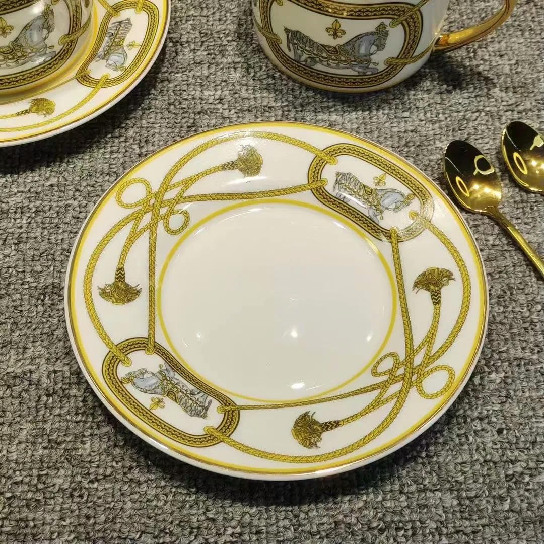 2 SZT/ZESTAW Luksusowe Filiżanki do Herbaty Drobiazgowa Porcelana Kościana Złota Rękojeść Królewska Porcelana Zestaw na Herbatę Espresso Żeliwne Filiżanki do Herbaty