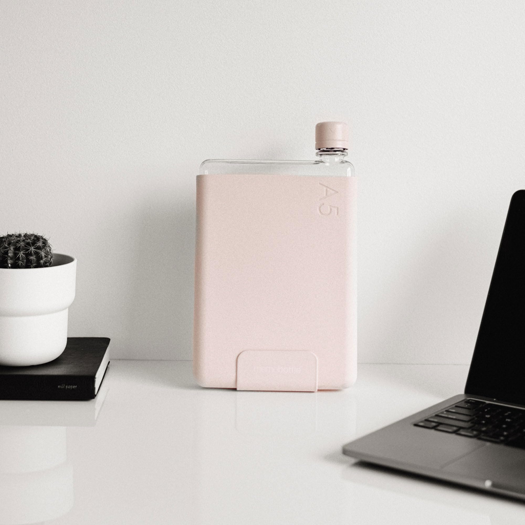 memobottle A5 (Corail pâle) - 25 oz (750 ml) - Bouteille, étui en silicone et couvercle | Bouteille d'eau élégante, fine et plate pour sacs et ordinateurs portables | Tritan sans BPA