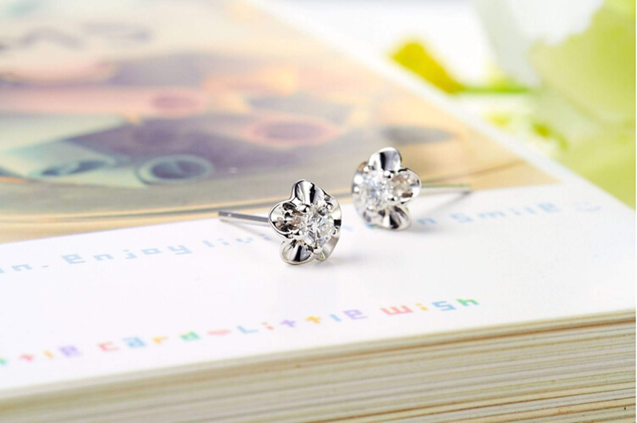 KnSam Echter Goldschmuck Damen Ohrringe aus 18K Weißgold, Blumen Form mit Diamant Damenohrringe Abendschmuck Ohrstecker