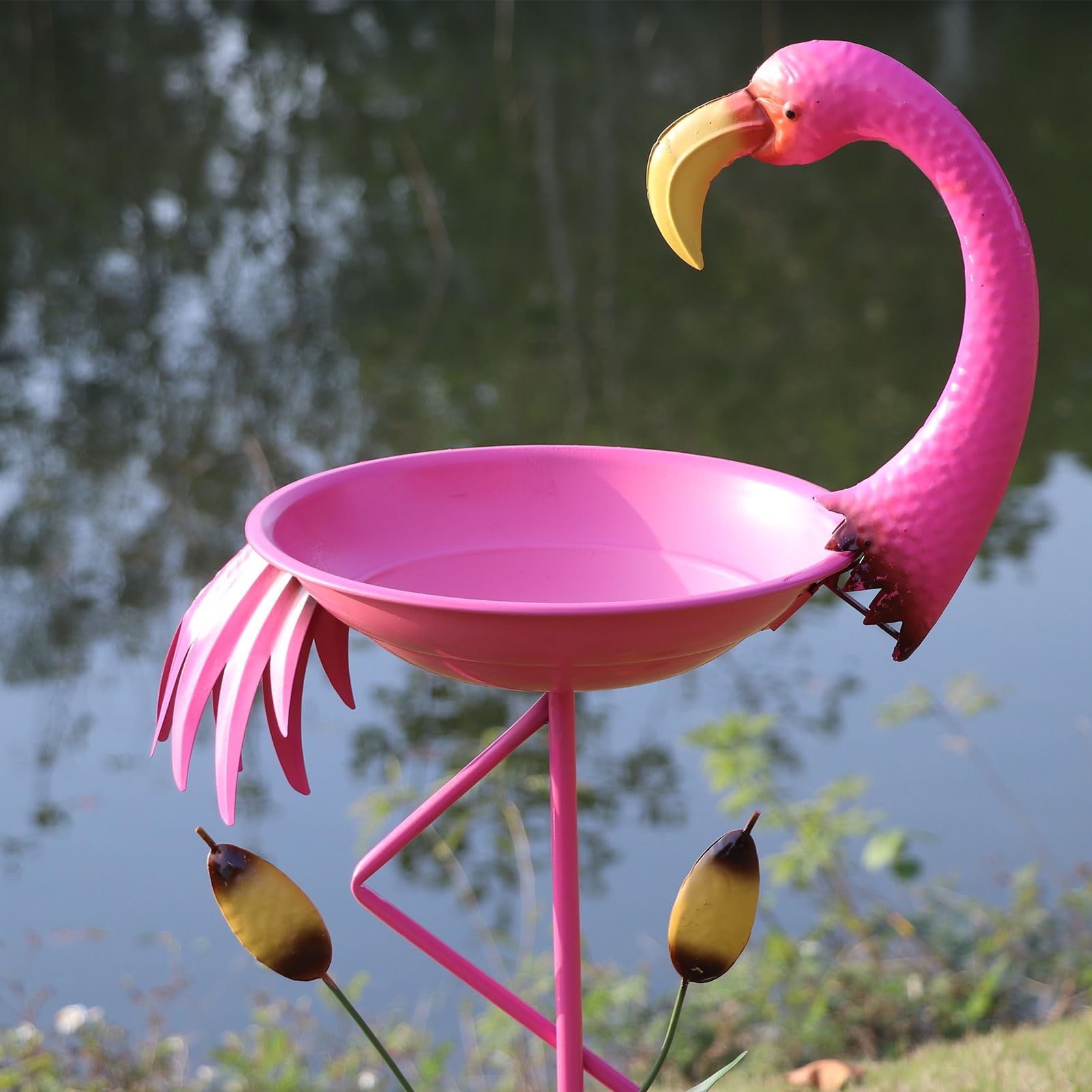 Baño para pájaros de flamenco, de 31 cm de profundidad x 114 cm de alto, baños de metal para pájaros para exteriores, comedero para pájaros con estaca de 5 puntas para decoración de jardín
