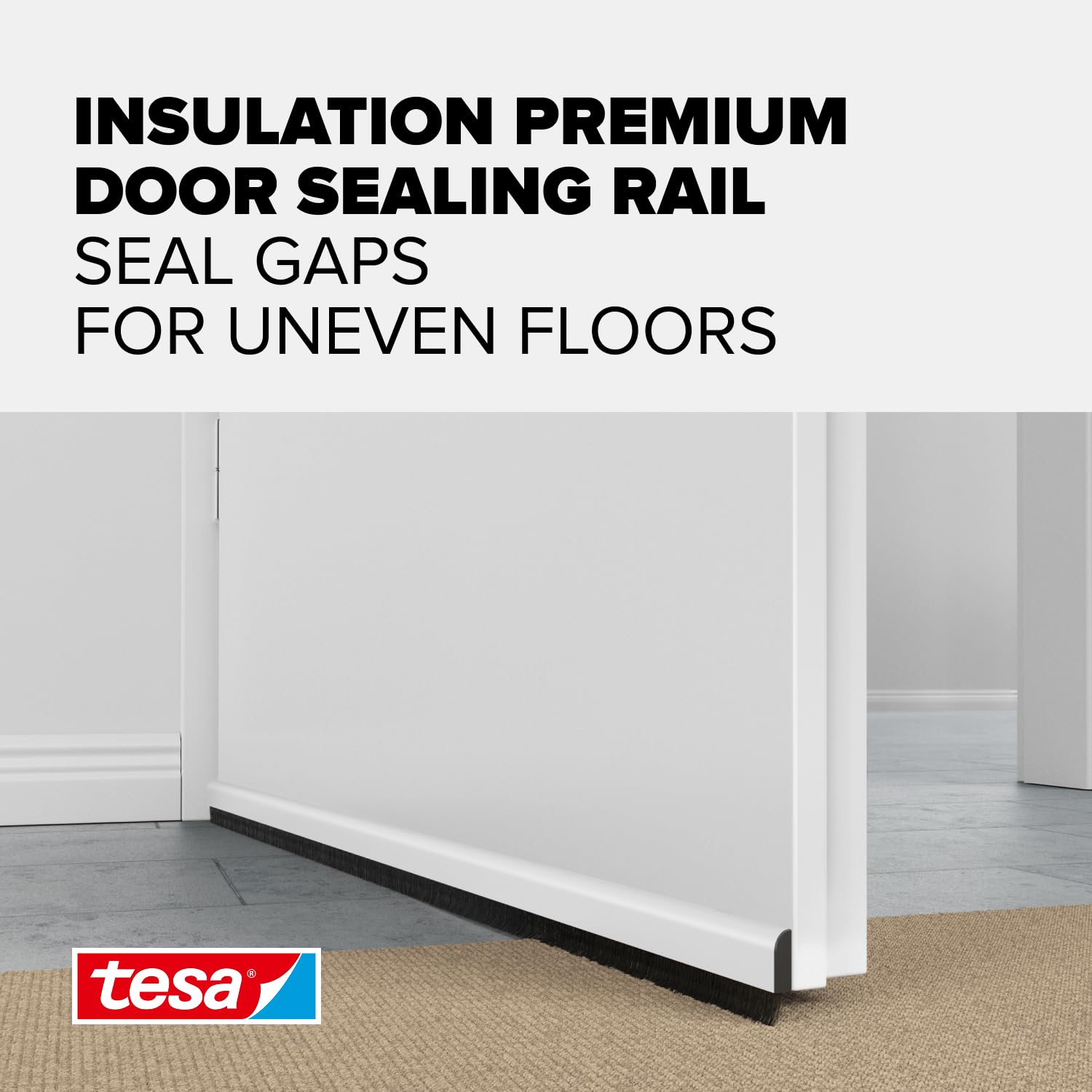 tesa INSULATION Premium Türdichtschiene für unebene Böden - Selbstklebende Alu-Türdichtung zum Schutz vor Zugluft - Weiß - mit Bürstendichtung bis 15 mm