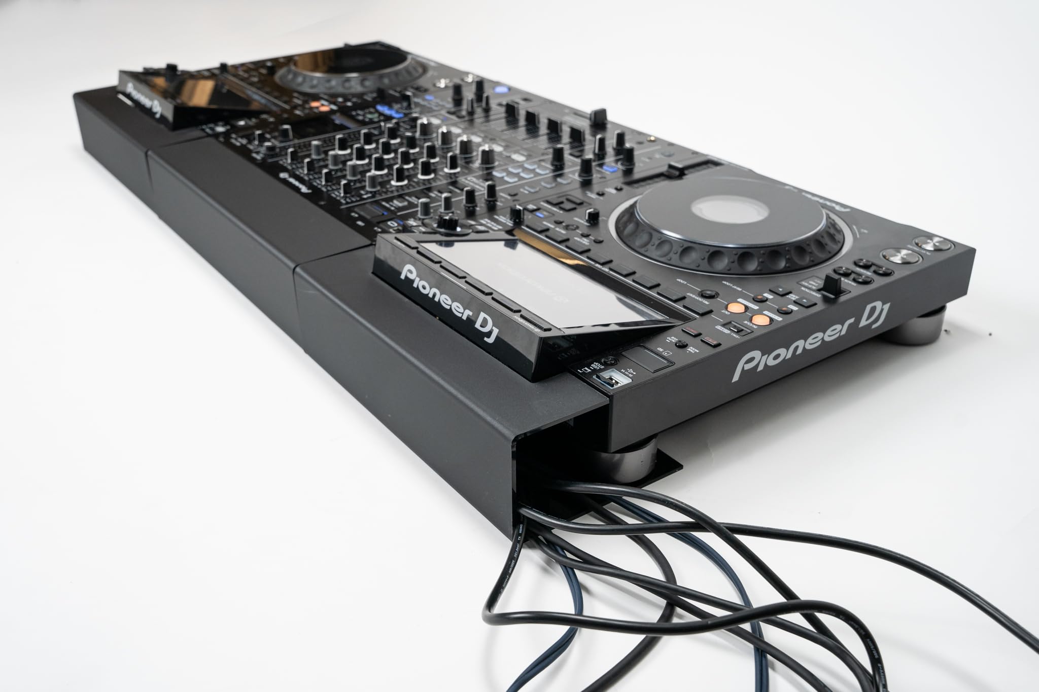 Kabelabdeckung kompatibel mit Pioneer CDJ 3000 – Kabelabdeckung mit integriertem Kabelkanal, minimalistisch, hochwertig, modern, funktional, professionell.. Made in Germany