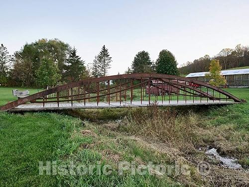 Historic Pictoric Foto - Esta pasarela en los terrenos del Park-McCullough House, una mansión de treinta y cinco habitaciones ubicada en 200 acres
