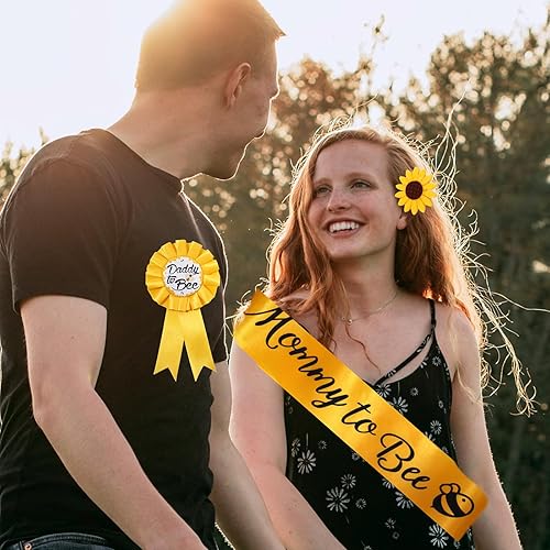Miniatura 2 de Paquete de 4 decoraciones de baby shower, banda amarilla de mamá a abeja y pin de papá a abeja, insignia de hojalata con patrón de abeja con 1