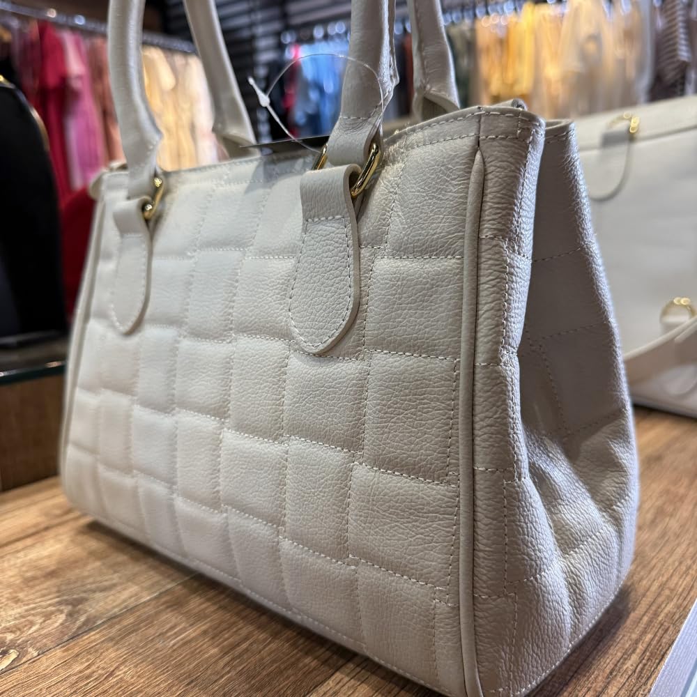 Bolsa Feminina Anna Gouveia em Couro Legítimo Matelassê com Zíper em promoção! Veja a oferta e mais achadinhos de Bolsas 8 Hoje é o melhor dia para comprar Bolsa Feminina Anna Gouveia em Couro Legítimo Matelassê com Zíper com aquele preço maroto! Promoção! Aproveite a oferta! 8