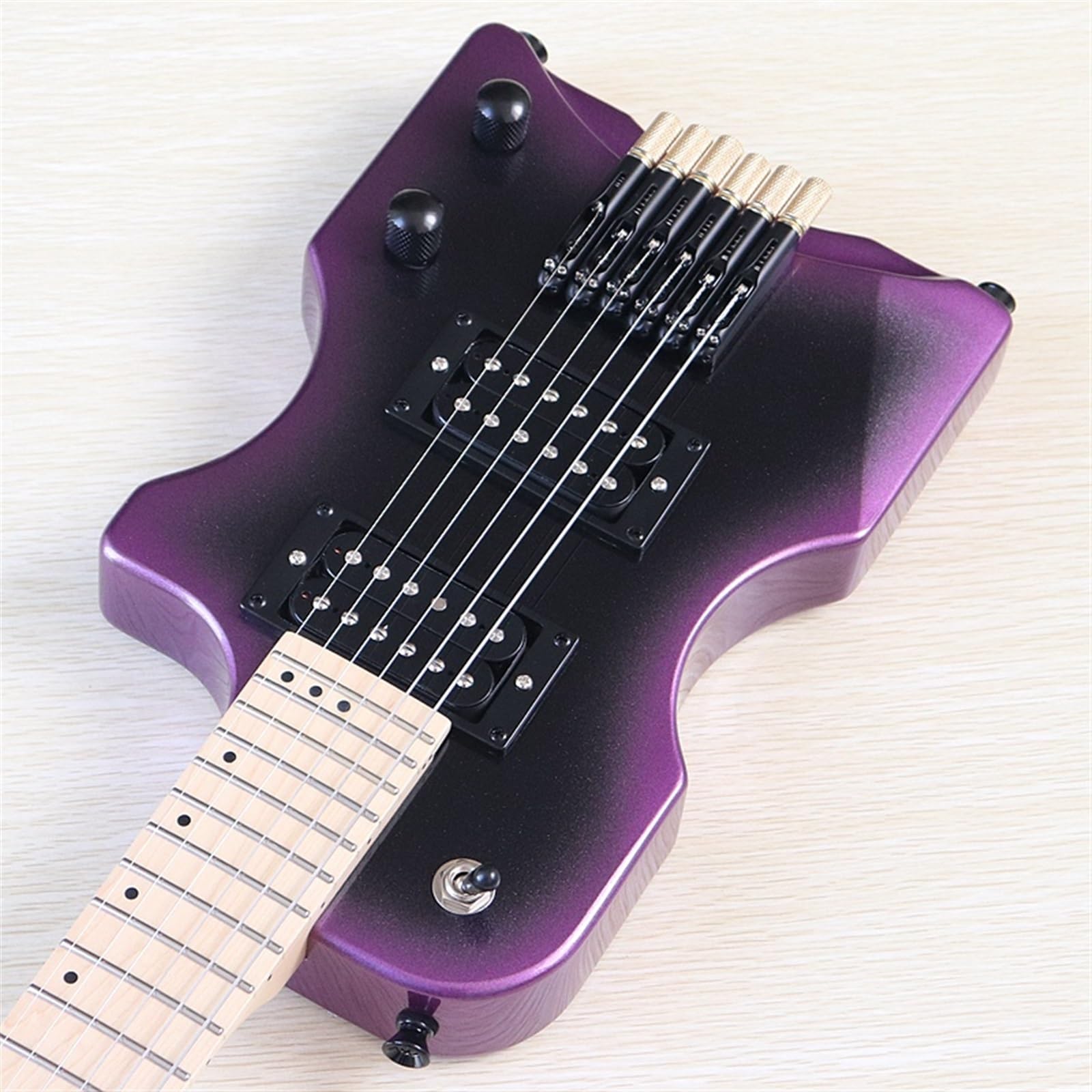Mini Przenośna Gitara 6-strunowa Podróżna Bezgłowa Gitara Elektryczna 30-calowy Wysoki Połysk Wykończenie Z Litego Drewna Lipowego Profesjonalna Bezgłowy Gitara Elektryczna (Color : 03)