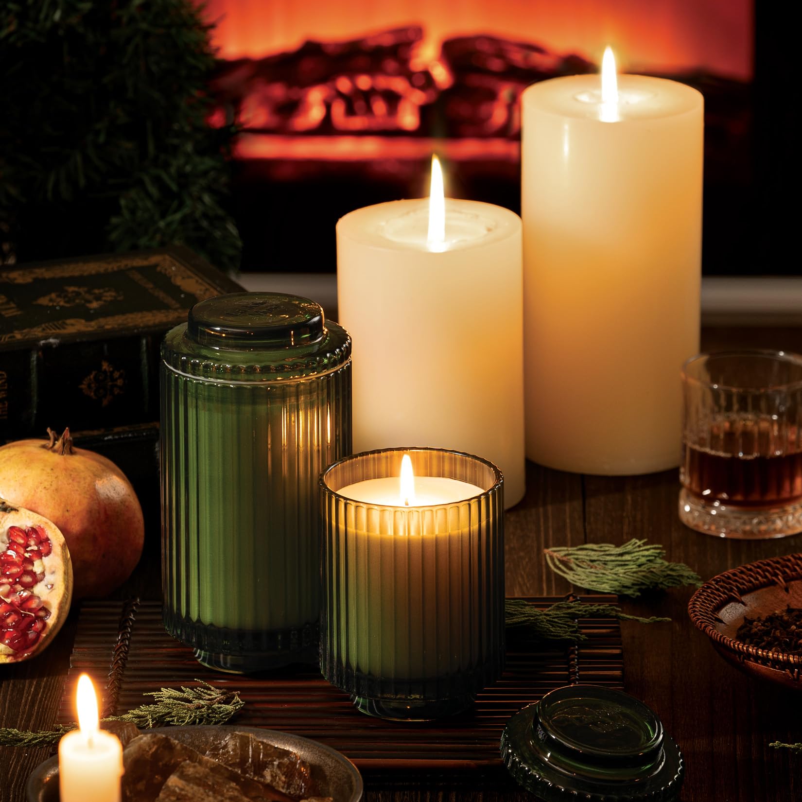 LA JOLIE MUSE Bougie parfumée sapin et bois de cèdre – Bougies de Noël pour les vacances – Bougies vertes pour la maison – Cire naturelle – Longue durée de combustion : 80 heures