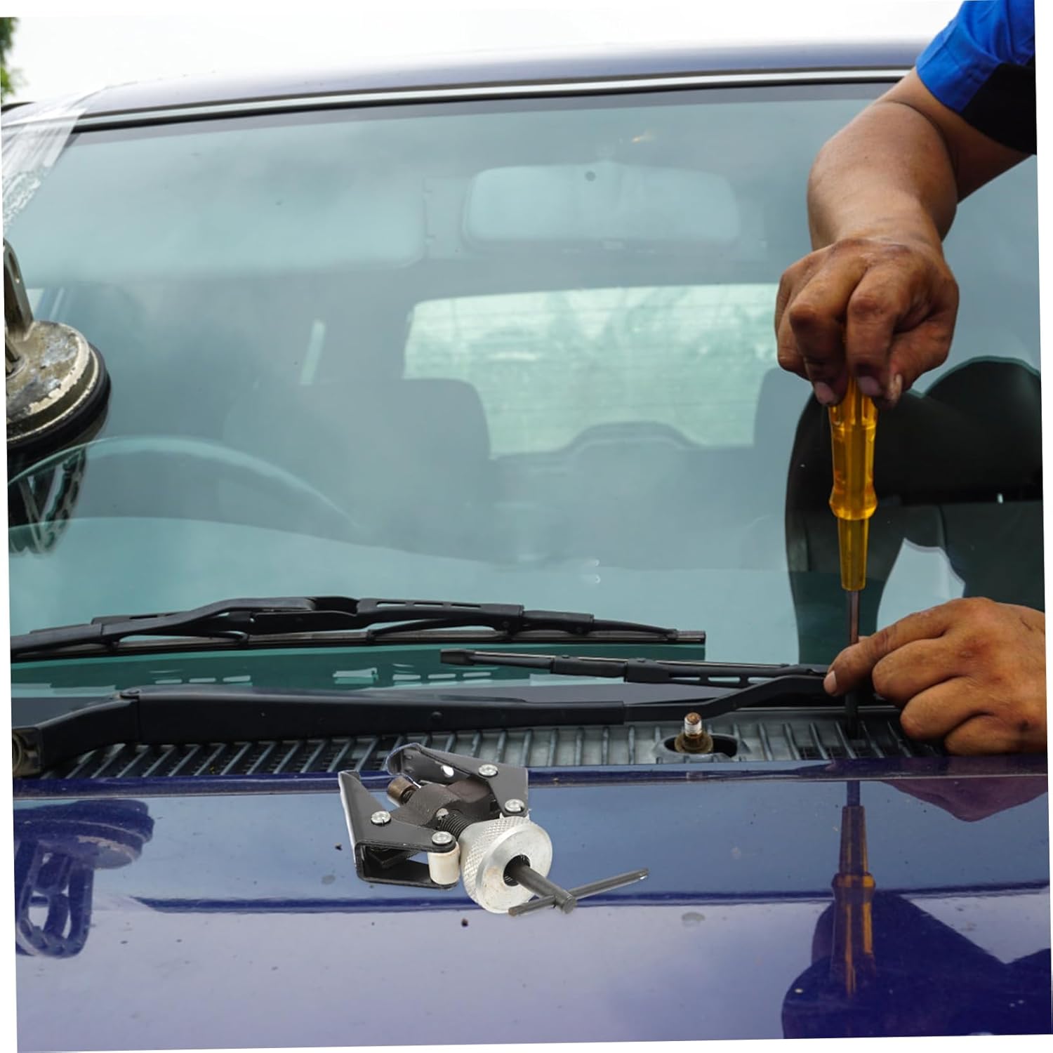 Wiper Arm Removal Tool Adjustable Mechanic Puller for Windshield Wipers Design for Easy and Safe Removal Without Damage