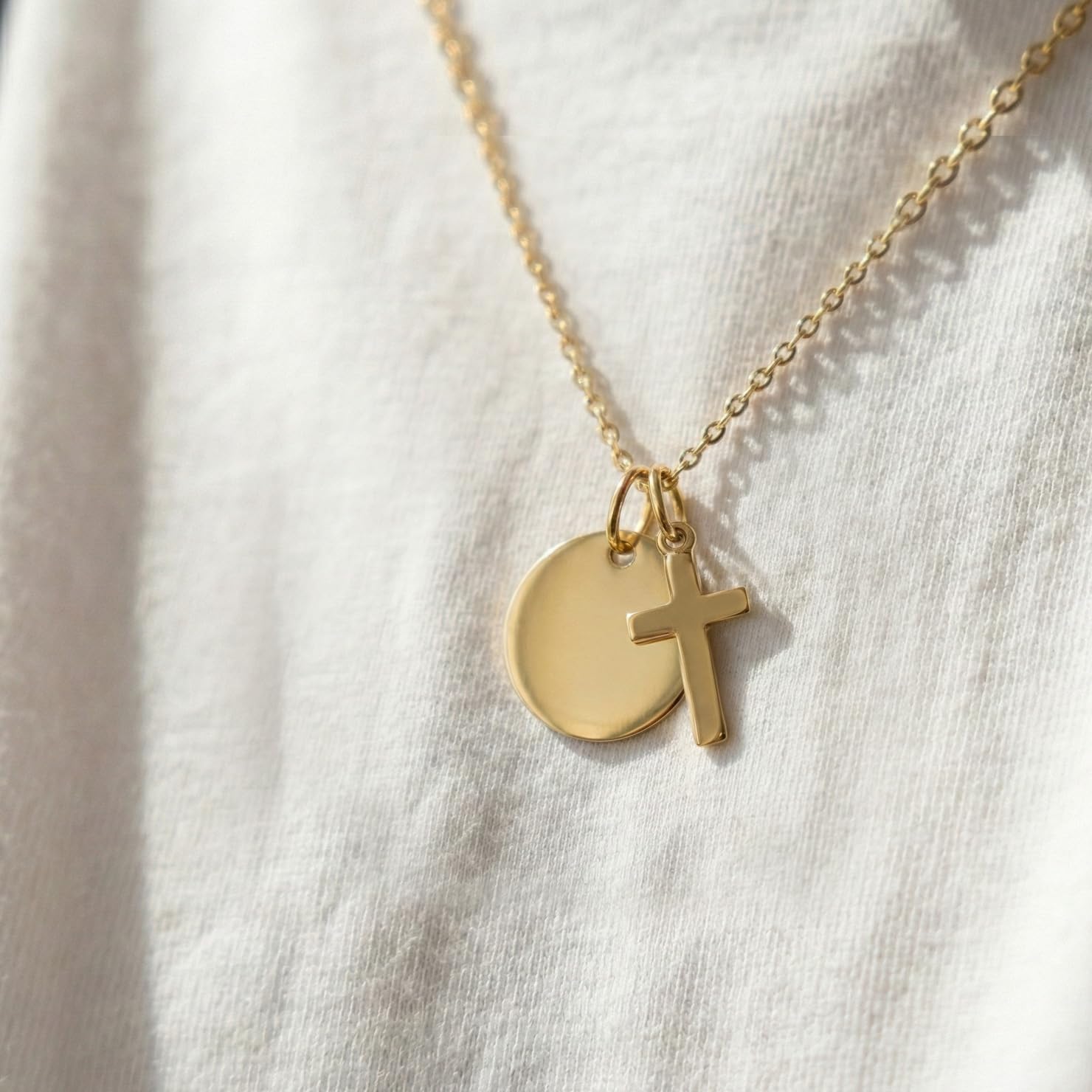 Amoonìc Taufkette mit Kreuz | Personalisierte Kette für Mädchen Jungen Baby Kinder mit Gravur Namen | Geschenk zur Taufe und Kommunion Taufgeschenk Patenkind | Kinderkette Namenskette.
