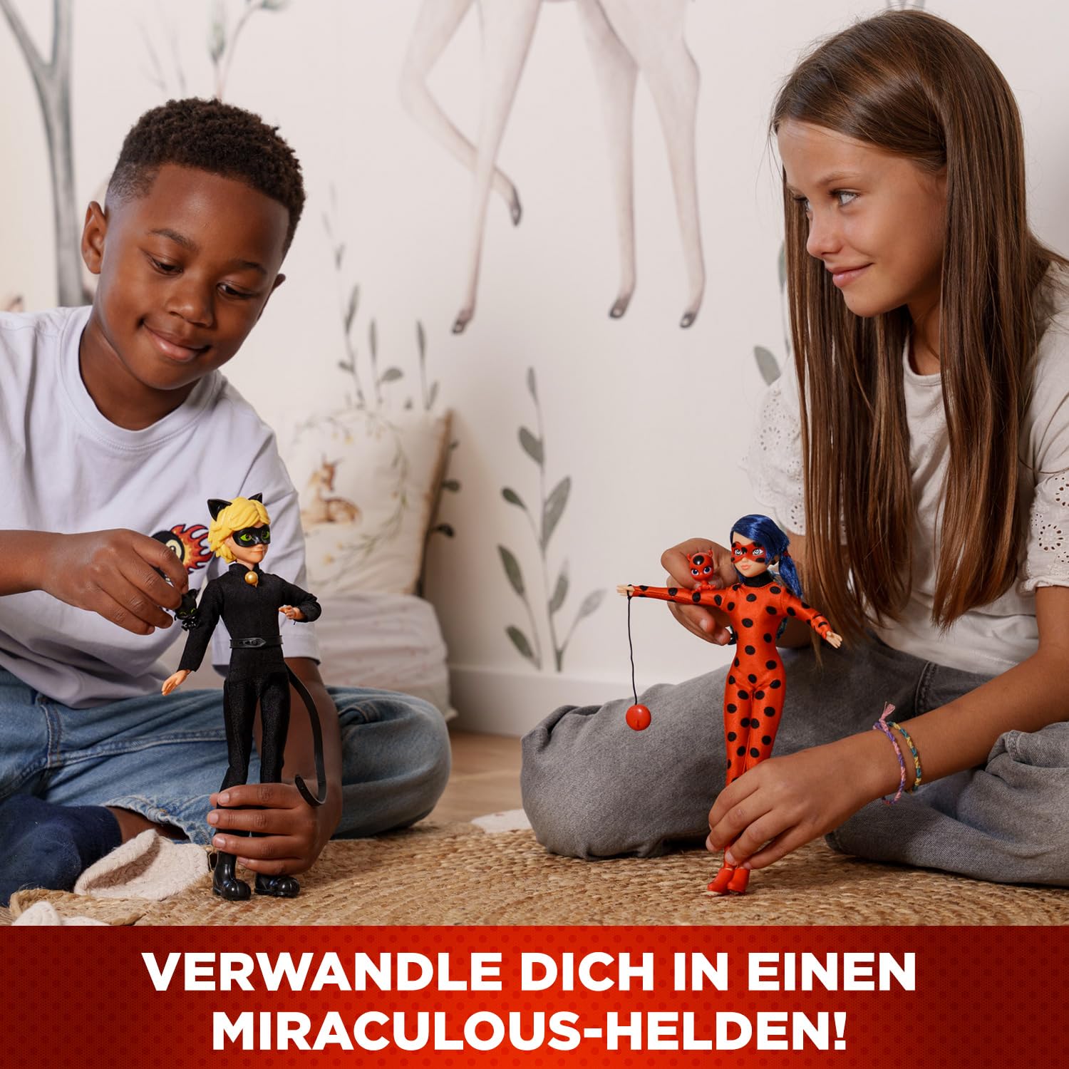 BANDAI – Miraculous – 2er-Pack Marinette und Adrien Puppen mit 2 Outfits (Ladybug & Cat Noir), Zubehör – Miraculous Geschenkbox 2 Figuren 26cm – Geschenkidee Kinder – Spielzeug ab 4 Jahren – P50359