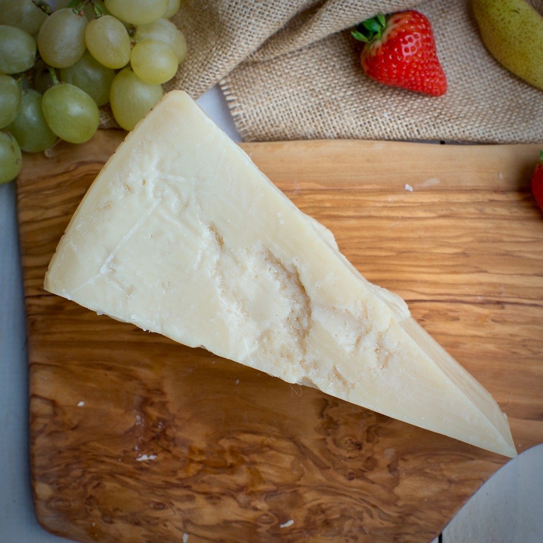 Parmigiano Reggiano AOP 18 mois minimum de maturation - Made in Italy - EMILIA FOOD LOVE - Selected with Love in Italy - Parmigiano Reggiano DOP 18 Mesi Selezionato (600)