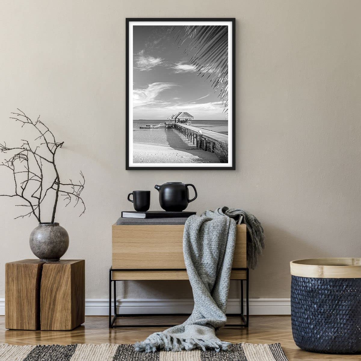 Poster Wandbild Kunstdruck 50x70cm Schwarz-Weiß Landschaften - 4750 - P2B | Paradiesisch Strand Einfarbig Vertikal mit schwarzem Rahmen Wohnzimmer Schlafzimmer Küche Büro Wanddeko Kunstposter ARTTOR
