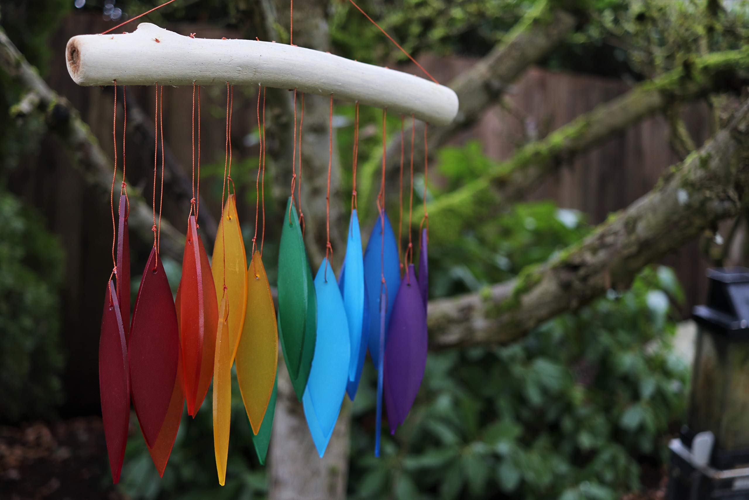 Cohasset Szklany dzwonek wietrzny - wzór tęczowego liścia - szkło z recyklingu i drewno dryfujące - duma LGBTQ, sztuka podwórkowa, wielokolorowa, czakry, mobilna, sztuka okienna