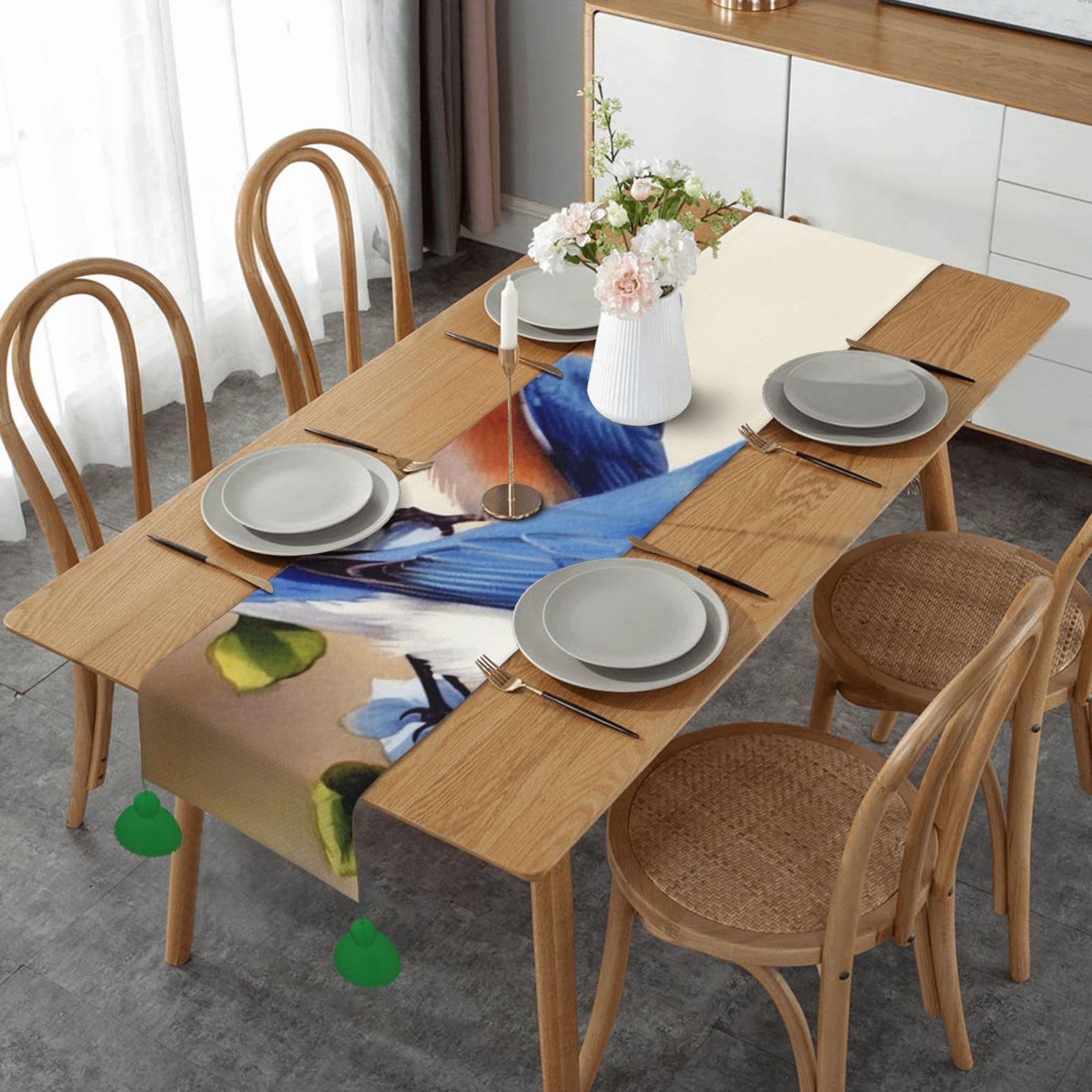 Chemin de table en lin à pompons idéal pour un repas de fête en famille
