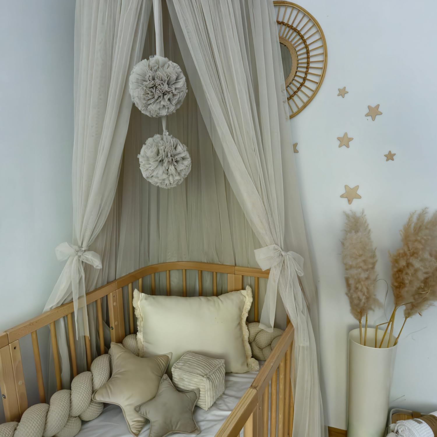 KOELL Baldachin Kinderzimmer – Betthimmel mit Pompons und Schleifen, Metallring zur Deckenmontage, Höhenverstellbarer 240–300 cm, Oeko-Tex Tüll, Beige