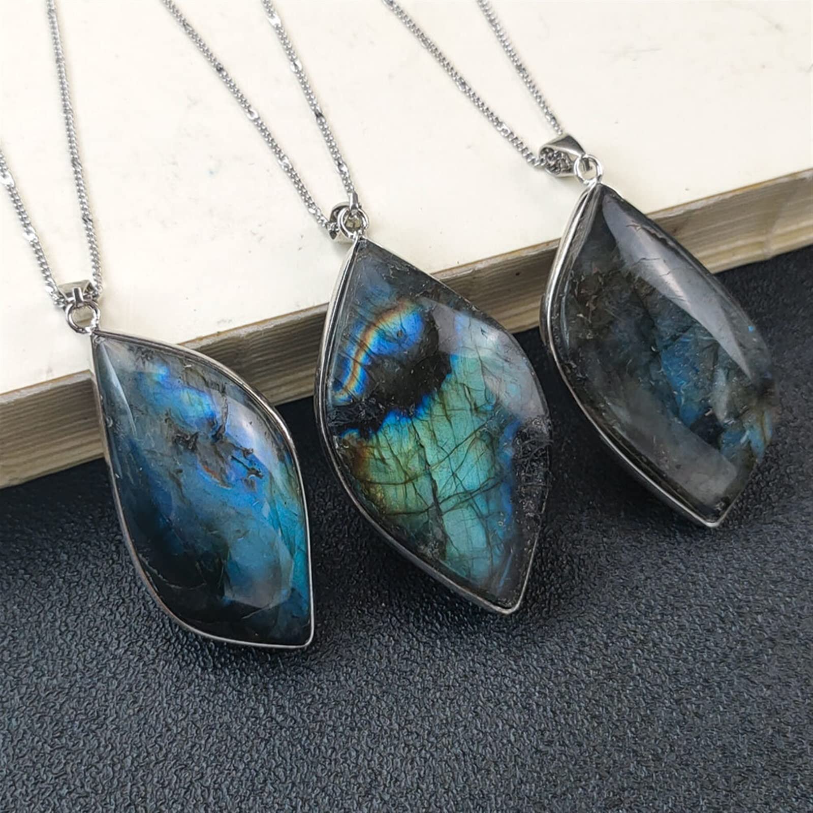 Natural Flash Labradorit Rough Stone Anhänger Halskette Zufällige Mode Charms Kreativität Schmuck Mineralprobe