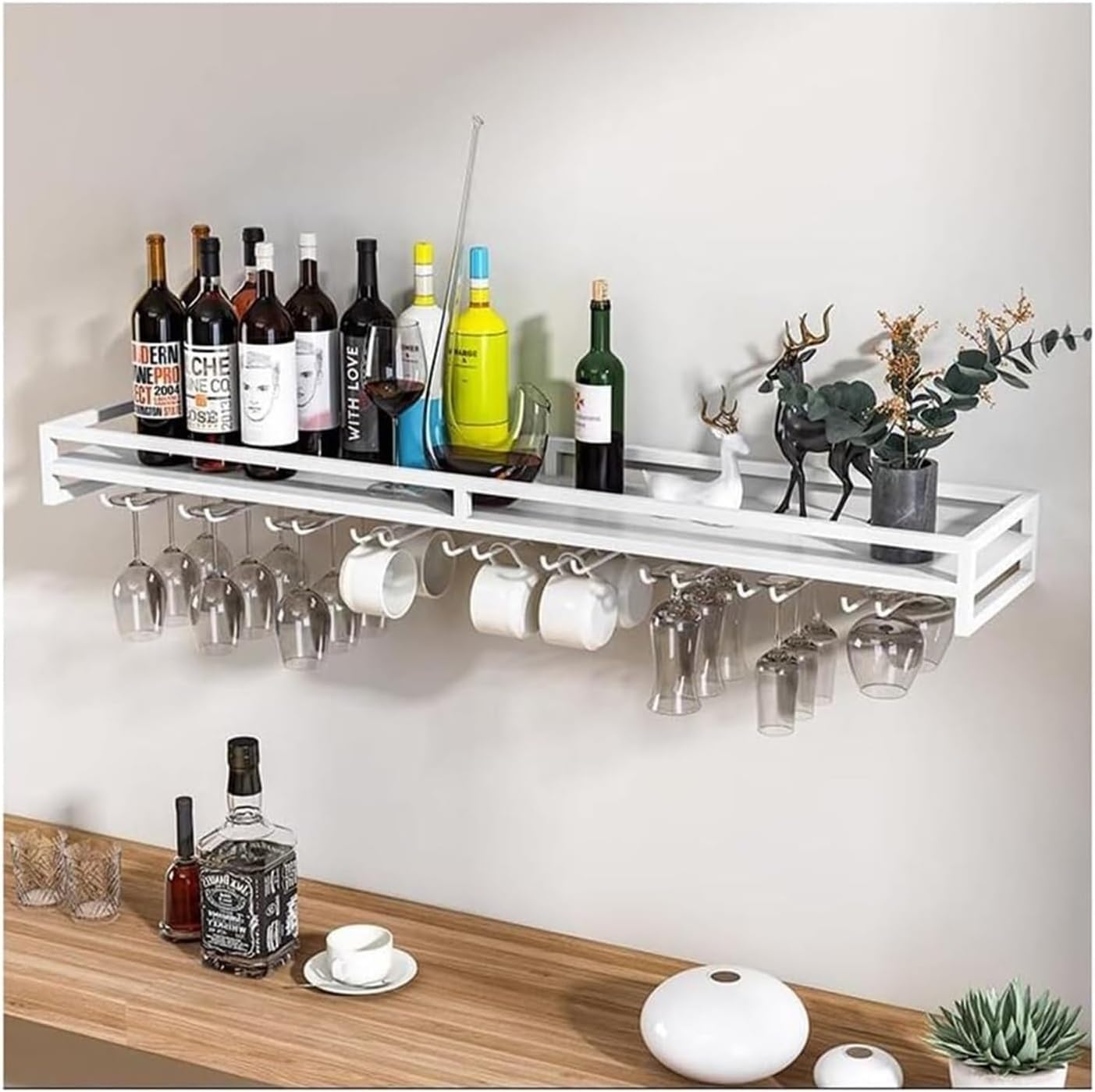 Casier à vin mural pour gagner de la place en cuisine avec porte-verre