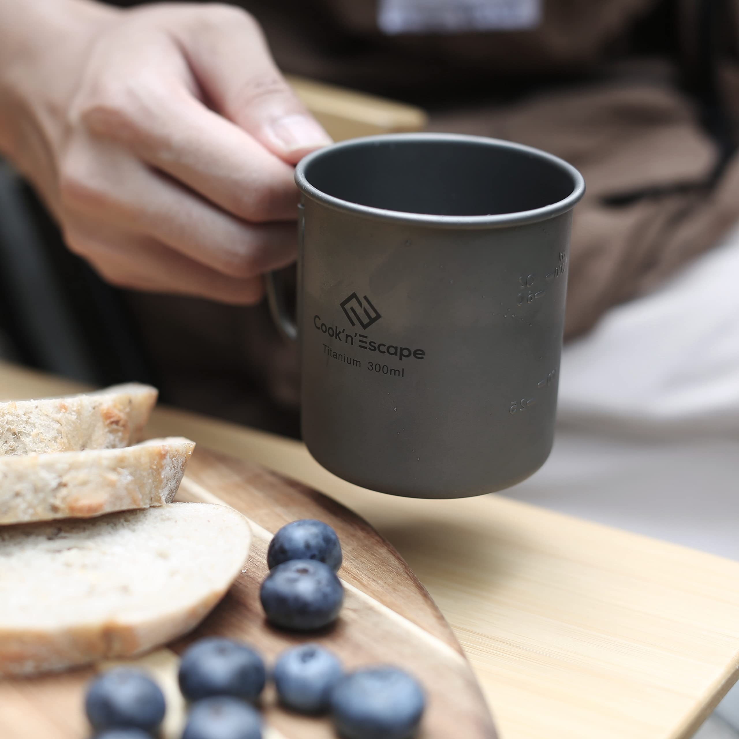 COOK'N'ESCAPE Tazza in Titanio da Campeggio – Tazza da Campeggio Ultraleggera con Manico Pieghevole, Appendibile, Resistente al Calore, per Campeggio e Outdoor (300 ml)