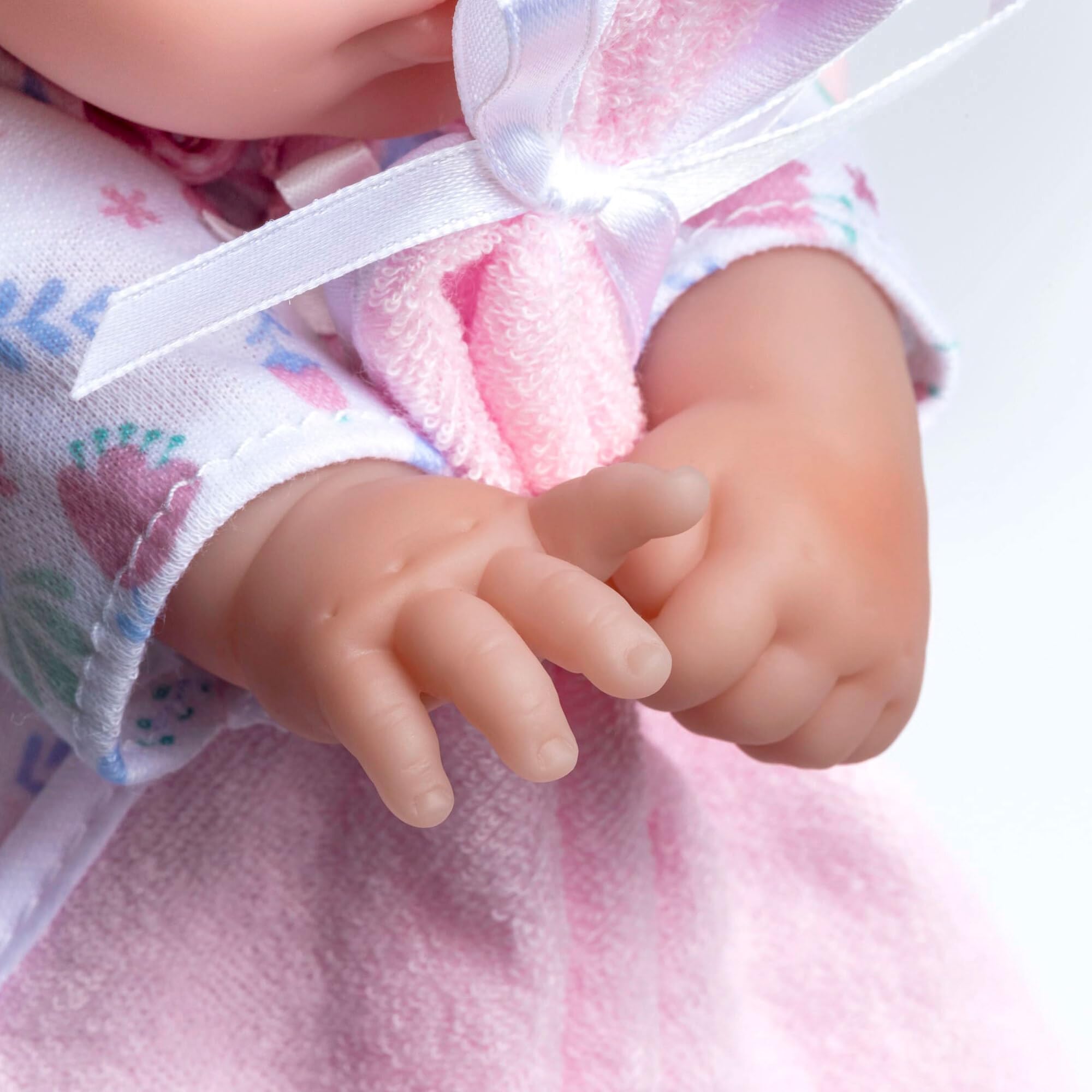 JC TOYS - Bambola La Baby da 28 cm ha corpo morbido e lavabile, coperta e ciuccio, rosa floreale, progettata in Spagna, +12 mesi
