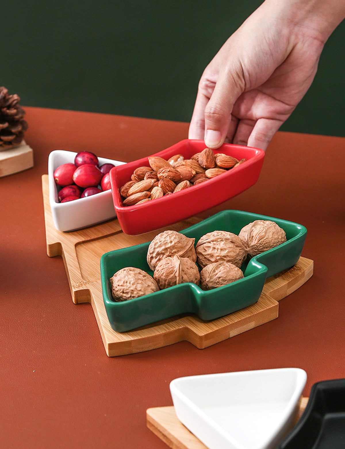 Set di piatti colorati per albero di Natale, 30,5 cm, in ceramica, con vassoio in bambù, albero di Natale, antipasto, dessert, insalata, piattini, ciotola, posate, piatto da portata