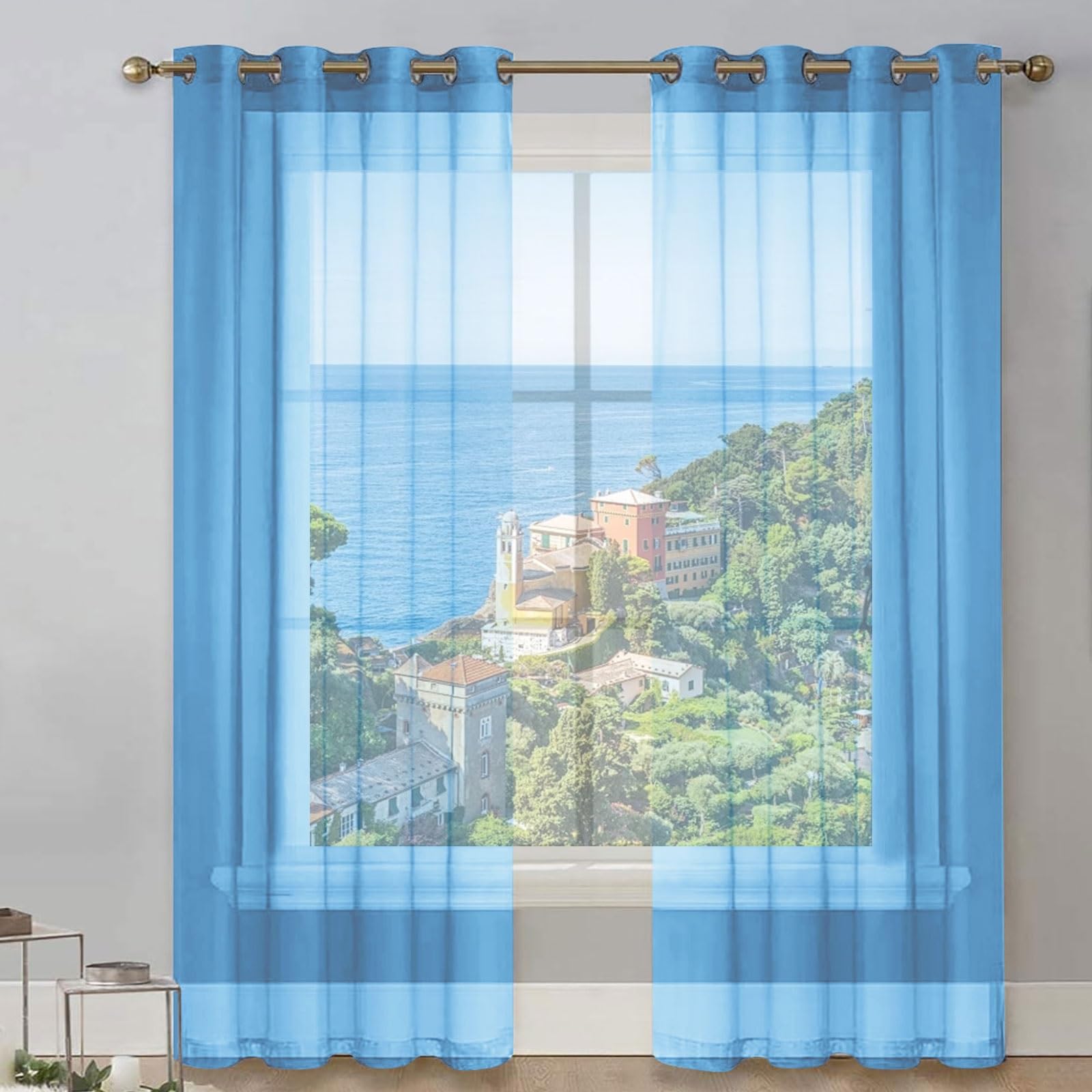 Rideaux oeillets demi transparent bleu ciel contre les vis-à-vis