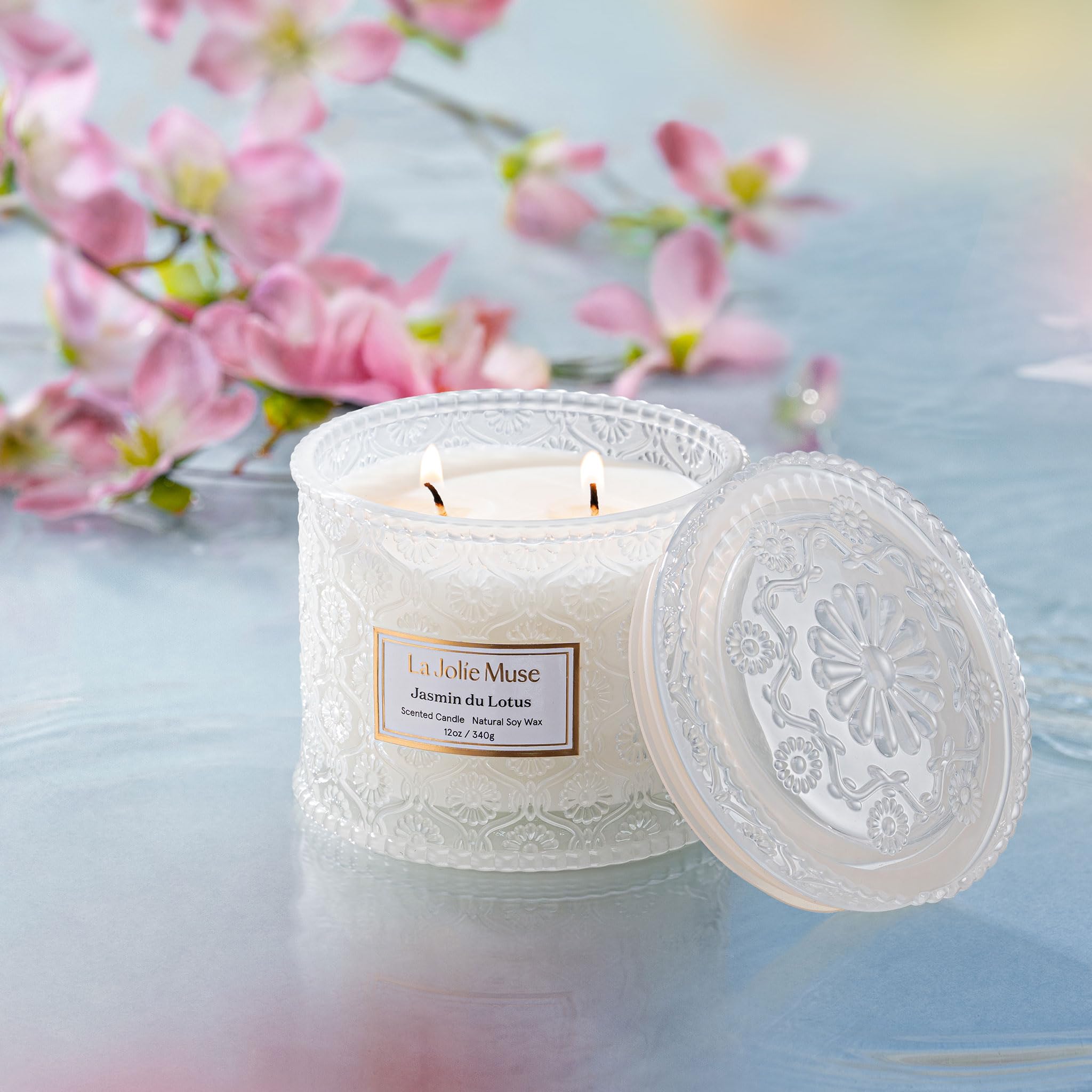 LA JOLIE MUSE Jasmin du Lotus Candle - Ivy, gelsomino, legno di cedro | Candela grande di cera di soia da 2 stoppini da 12 once | 60 ore di combustione pulita | Candela profumata floreale | Pronto per
