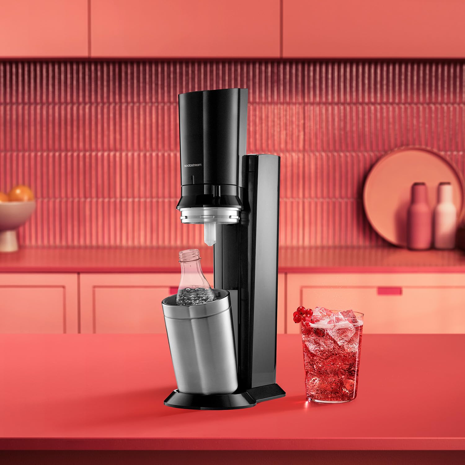 SodaStream – Gasatore d’acqua Crystal, sistema CO₂ Quick Connect, include cilindro di gas da 60 L, 2 bottiglie in vetro da 0,7 L, ecologico e riduce i rifiuti di plastica, colore nero.