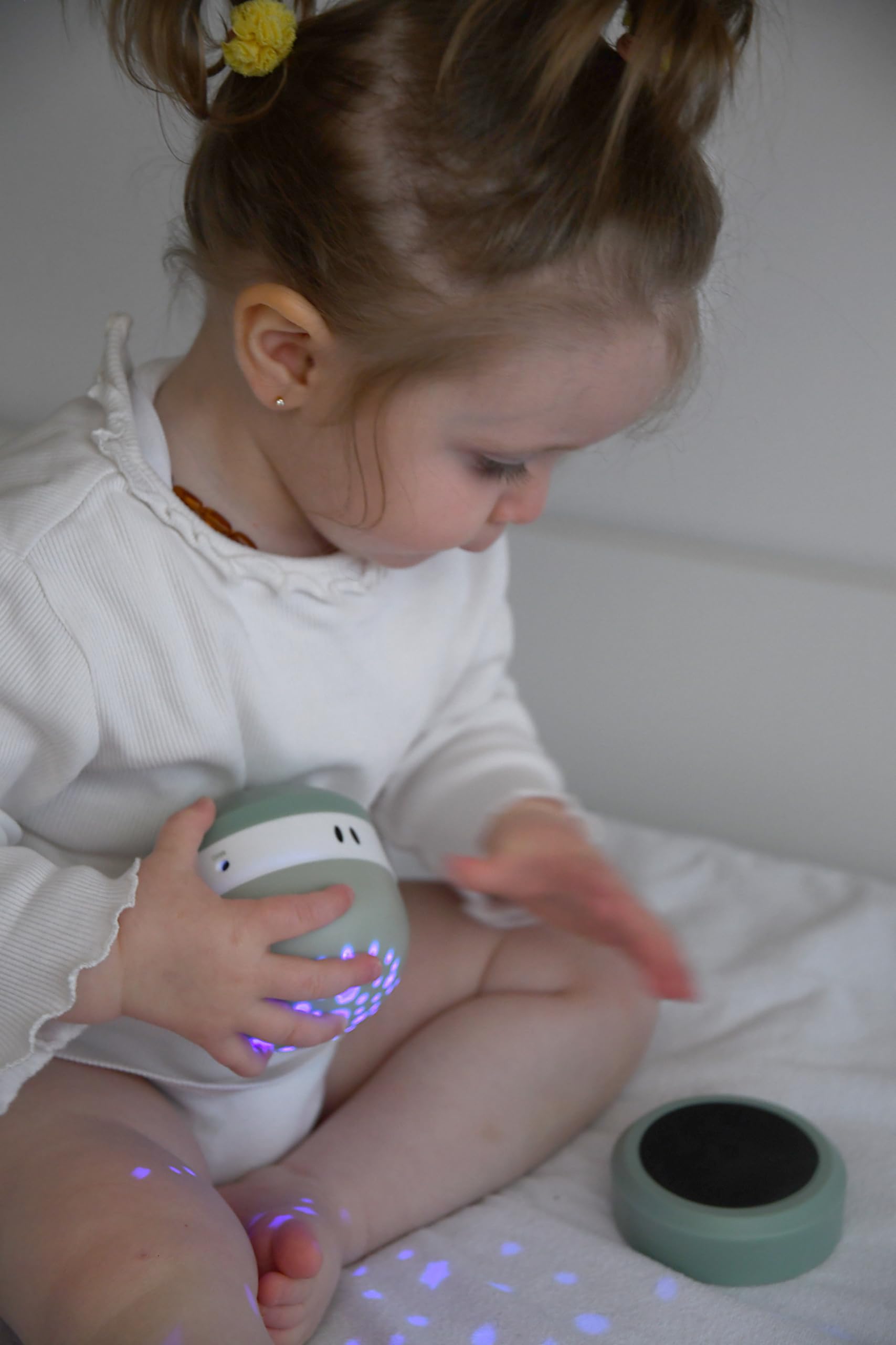 BÉABA, Veilleuse Bébé avec Ciel Étoilé 3 Couleurs, 9 Sons Relaxants (4 Nature, 4 Berceuses,1 Bruit Blanc), Détecteur de Pleurs, Autonomie 100h, Recharge USB, Transportable, Pixie Projector, Vert Sauge