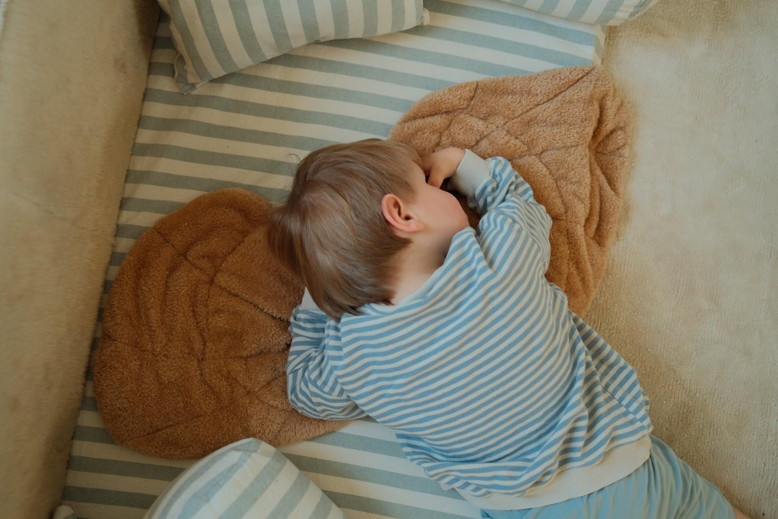 Magma Gewichtetes Kuscheltier Groß (2,2 kg) – Elefant aus Bio-Baumwolle mit Wärme-Kältekissen – Beruhigungshilfe & Einschlafhilfe für Kinder ab 1 Jahr - Braun