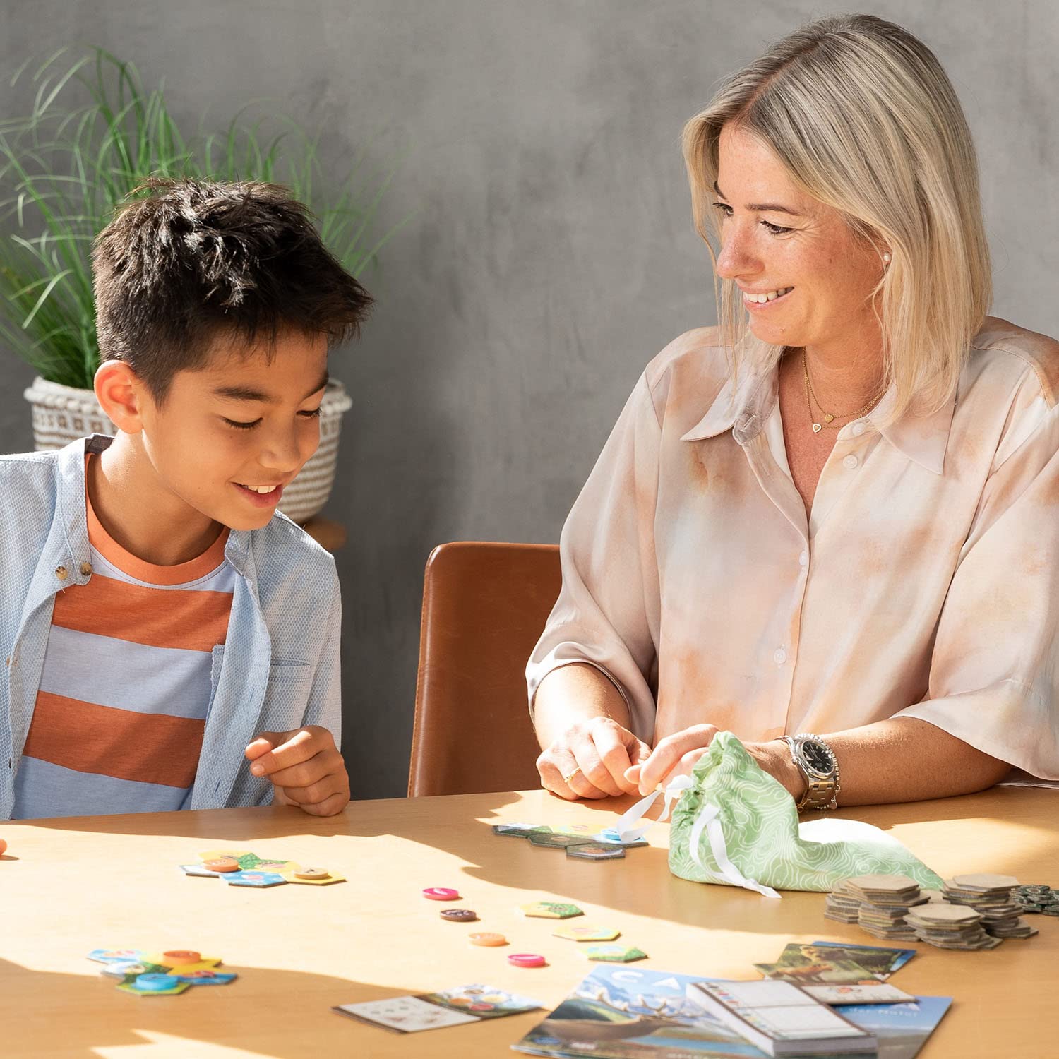 KOSMOS 682590 Cascadia - Im Herzen der Natur, Spiel des Jahres 2022, Brettspiel mit Holz-Elementen, Familienspiel für 1-4 Personen ab 10 Jahren, Gesellschaftsspiel