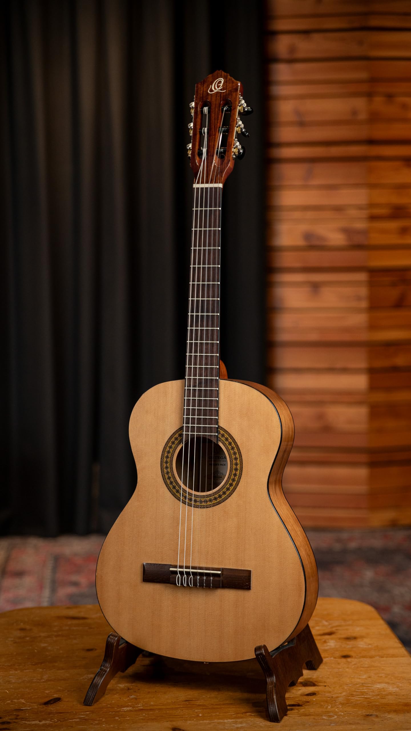 Ortega Guitars Konzertgitarre Einsteiger Set – Picker’s Pack – Inkl. Gigbag, Stimmgerät, Plektren, Gurt, Saiten, Ständer – Fichte, Katalpa, Natur (RPPC34)