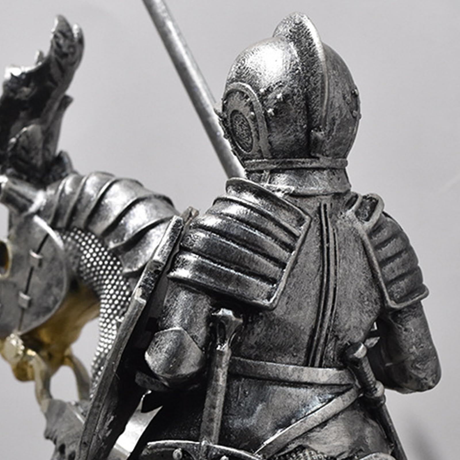 Rzeźba rycerza na koniu, średniowieczna figurka z żywicy z mieczem, ręcznie malowana statuetka dekoracyjna jako prezent dla mężczyzn i kolekcjonerów